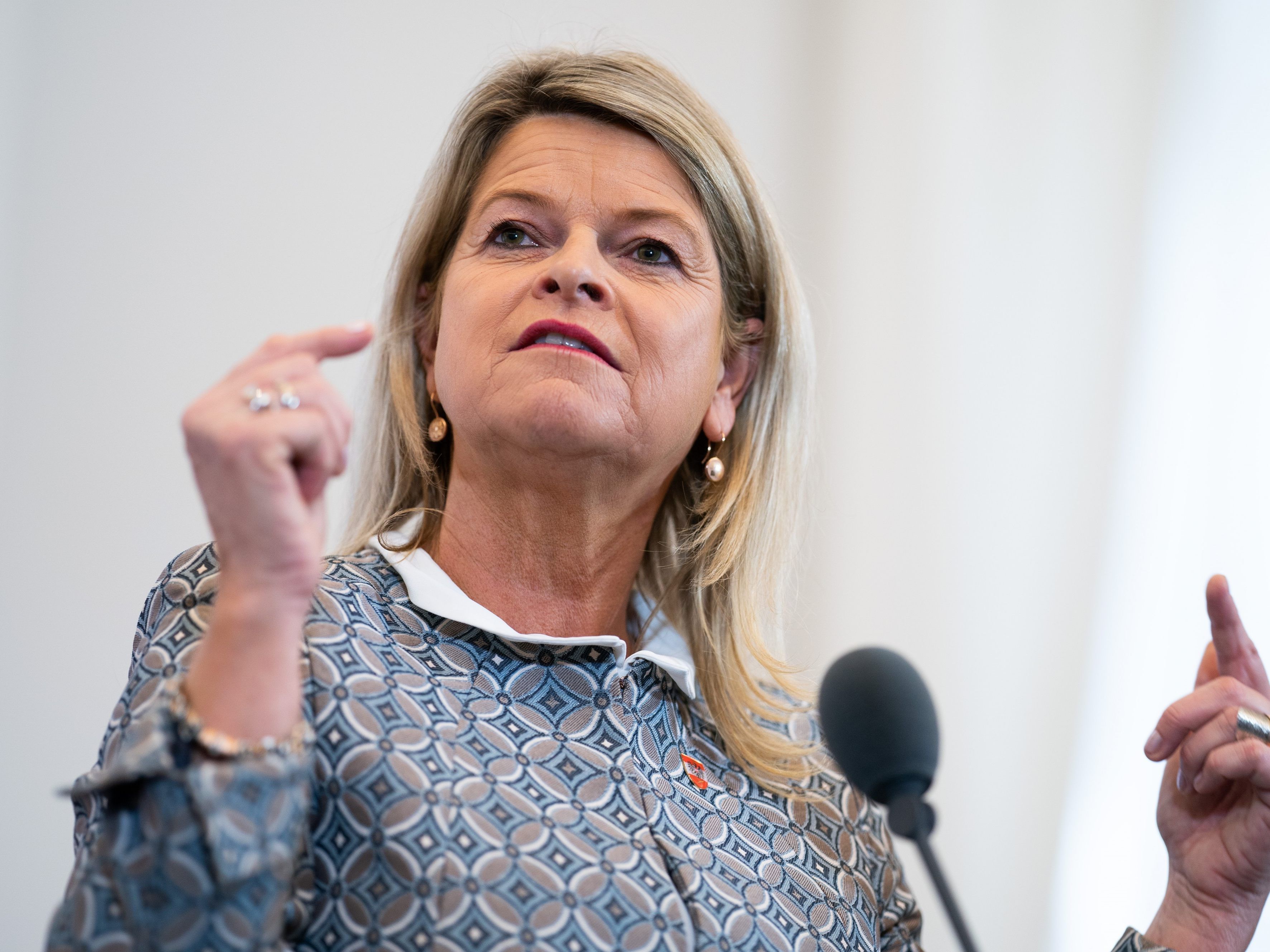LIVE: Verteidigungsministerin Tanner präsntiert die Maßnahmen zu Heer und Zivildienst. LIVE: Verteidigungsministerin Tanner präsntiert die Maßnahmen zu Heer und Zivildienst.