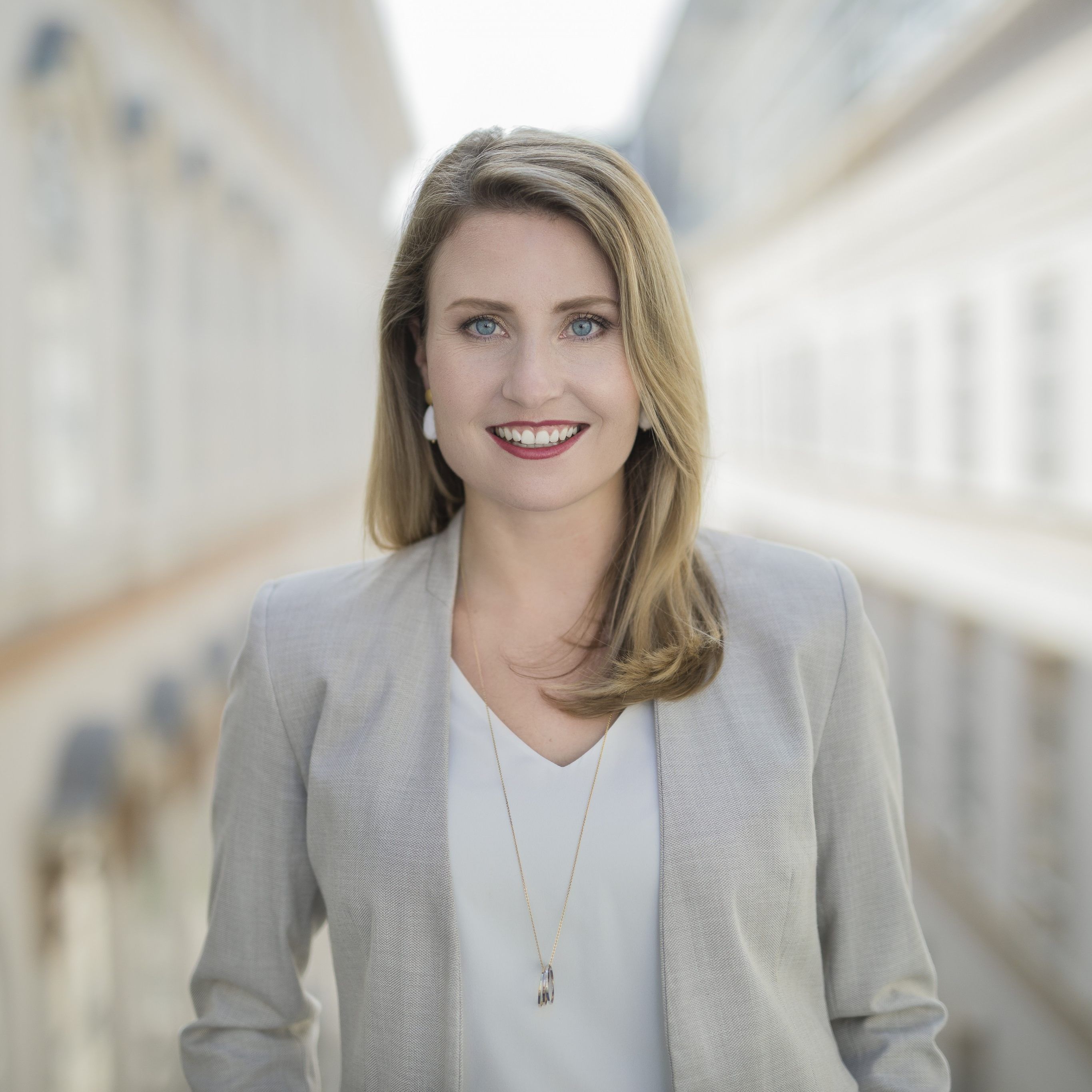 Frauen- und Integrationsministerin Susanne Raab (ÖVP) hat ein dichtes Programm zum Weltfrauentag.