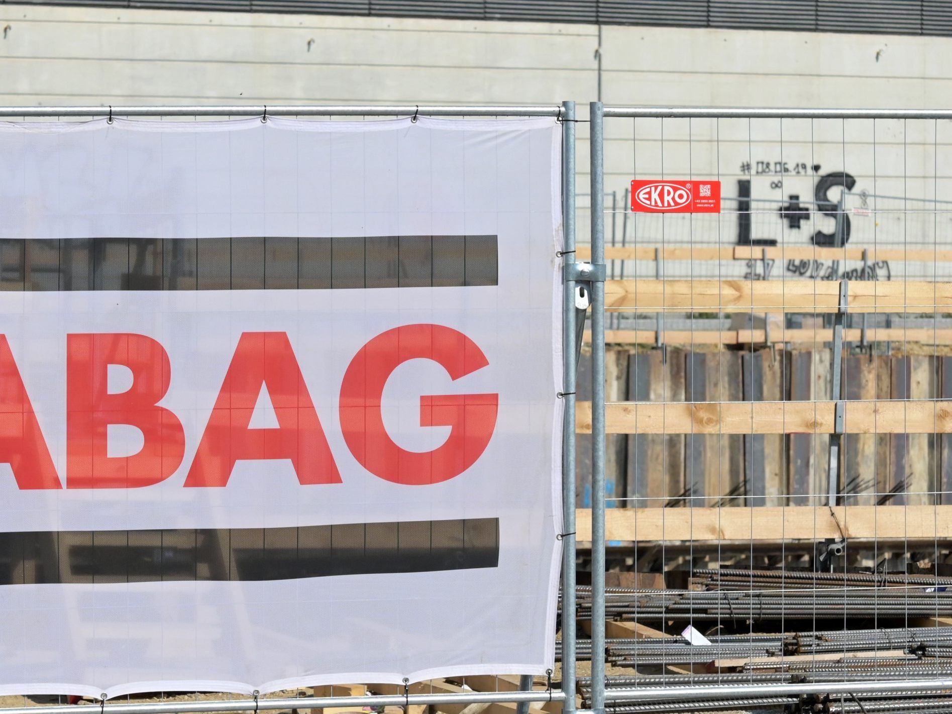 Auch die Strabag fährt die Baustellen langsam wieder hoch.