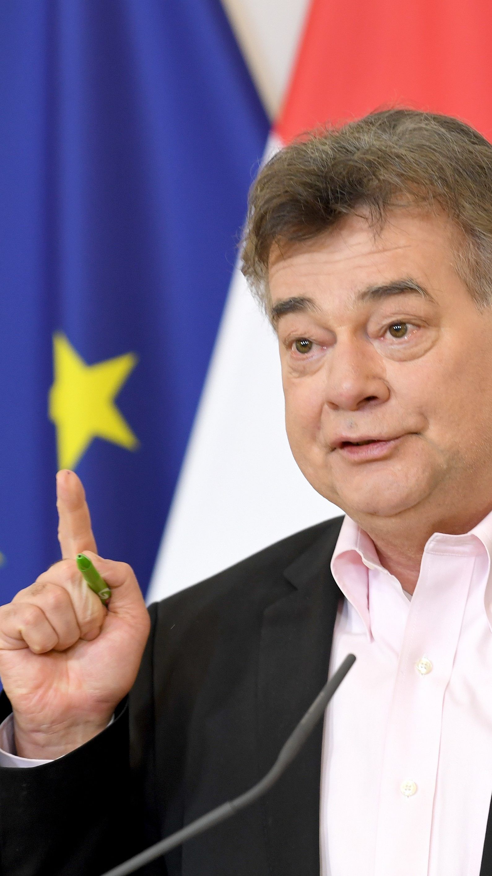 Vizekanzler Kogler versicherte, dass der Bezieherkreis des Härtefallfonds ausgeweitet wird.