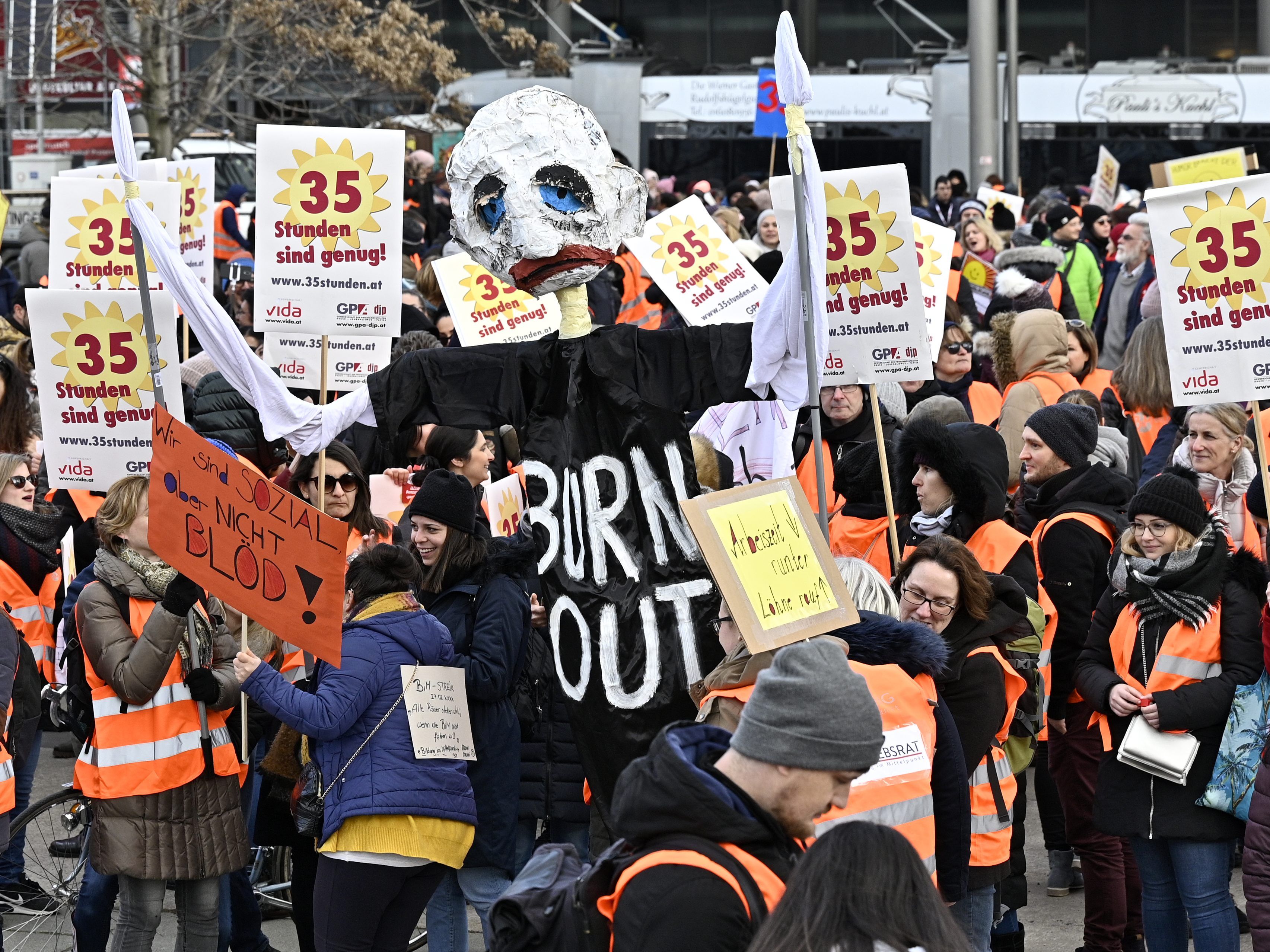 Am kommenden Dienstag sind weitere Demos in Wien, Linz und Graz geplant. Am kommenden Dienstag sind weitere Demos in Wien, Linz und Graz geplant.