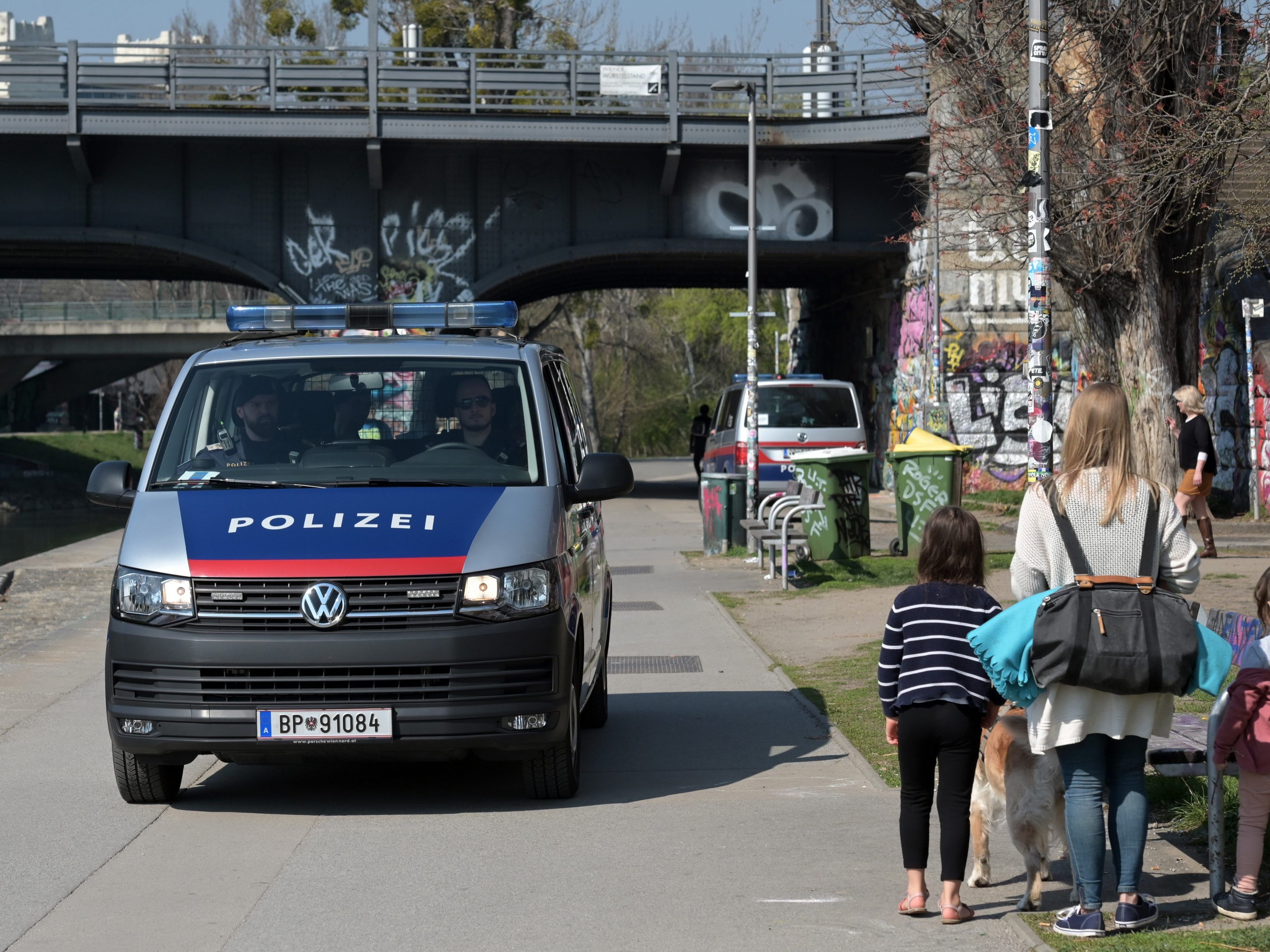 Coronavirus-Maßnahmen: Die Wiener Polizei bedankt sich mit "I am from Austria" bei allen, die zuhause bleiben.