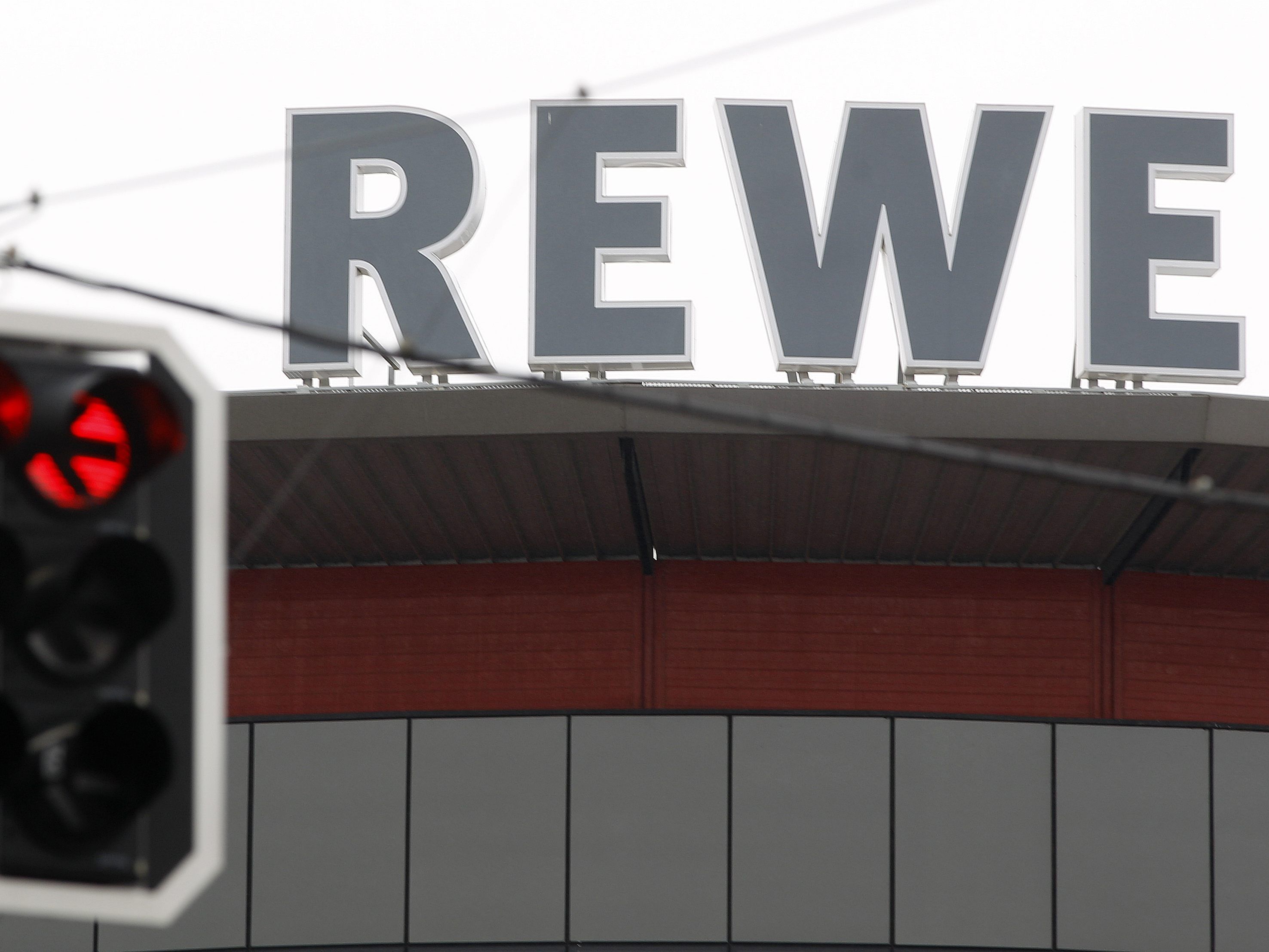REWE reagiert auf die höhere Nachfrage wegen des Coronavirus REWE reagiert auf die höhere Nachfrage wegen des Coronavirus