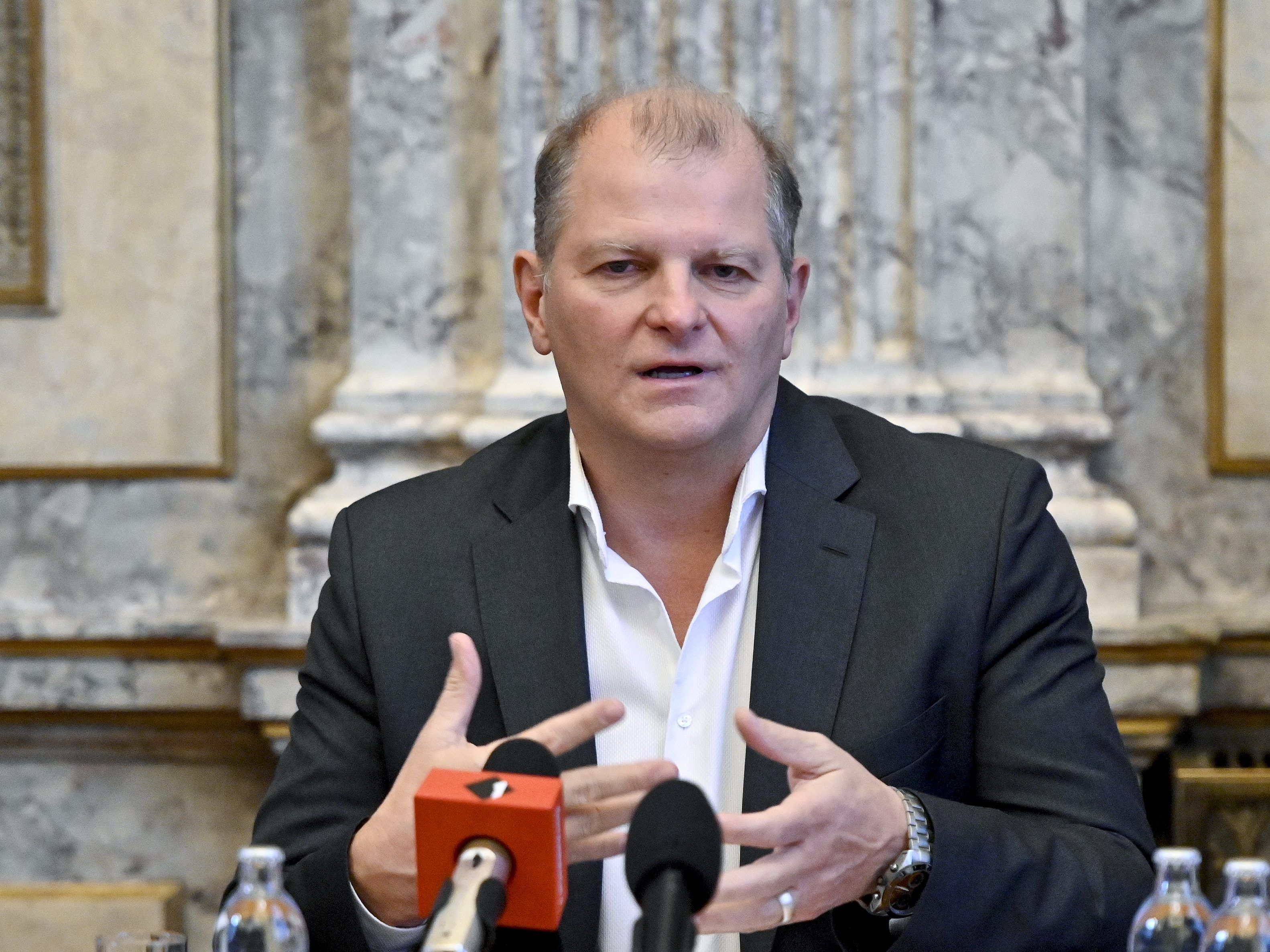 Burgtheater-Direktor und Regisseur Martin Kusej sprach über die Corona-Krise Burgtheater-Direktor und Regisseur Martin Kusej sprach über die Corona-Krise