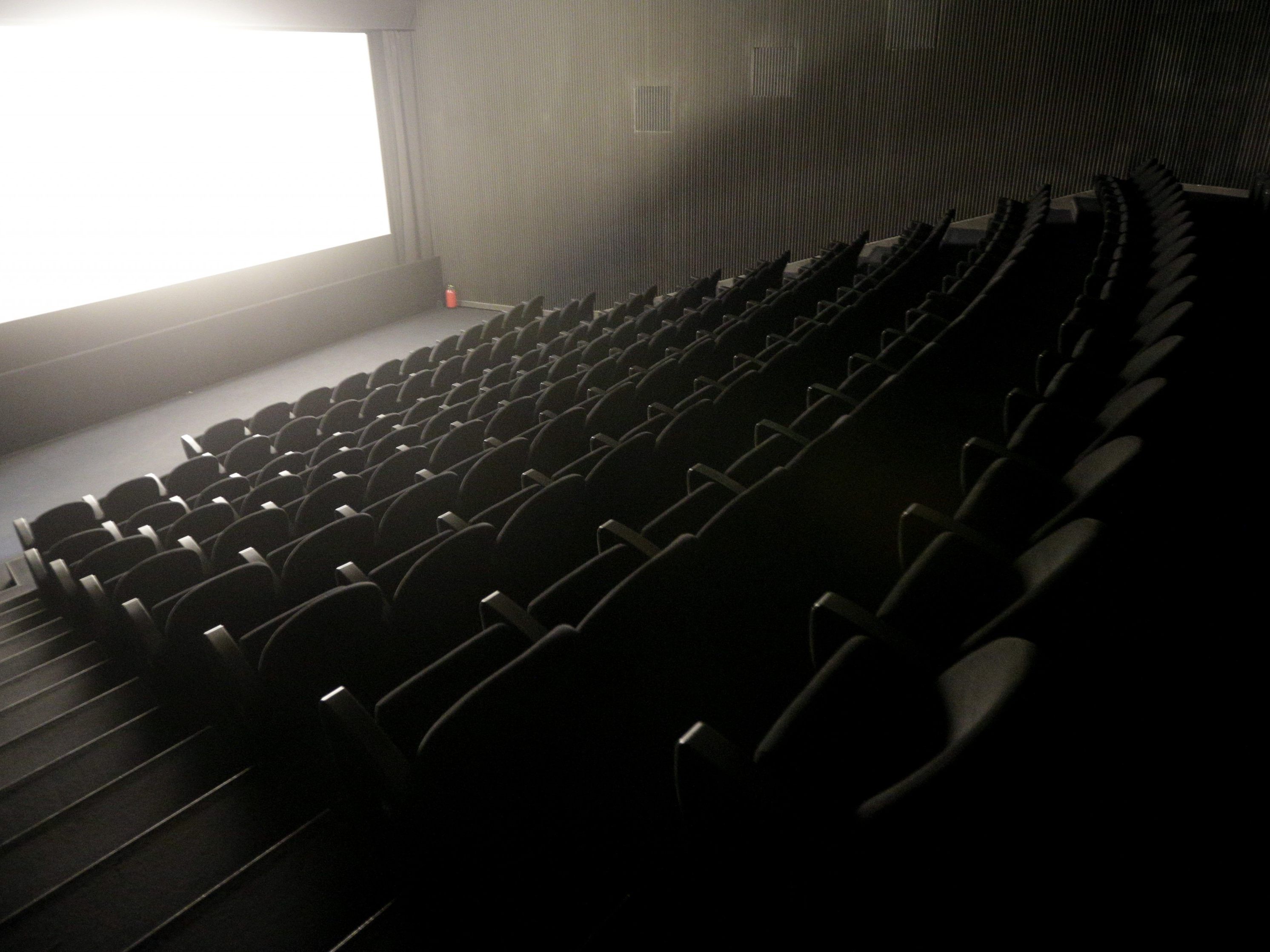 Diese Kinos beschränken ihre Sitzplatzanzahl pro Vorstellung. Diese Kinos beschränken ihre Sitzplatzanzahl pro Vorstellung.