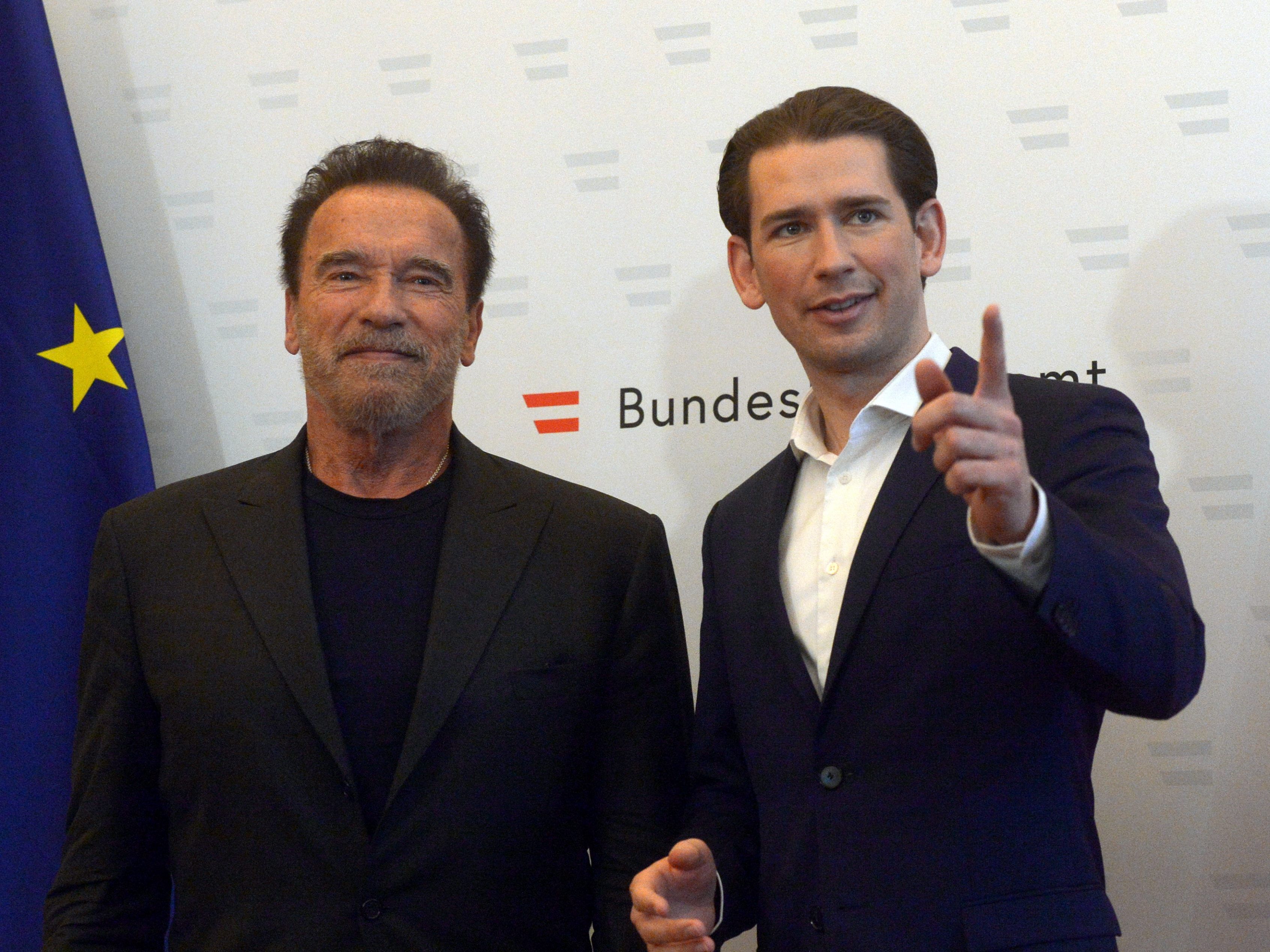 Schwarzenegger wird mit dem vierthöchsten heimischen Orden geehrt. Schwarzenegger wird mit dem vierthöchsten heimischen Orden geehrt.