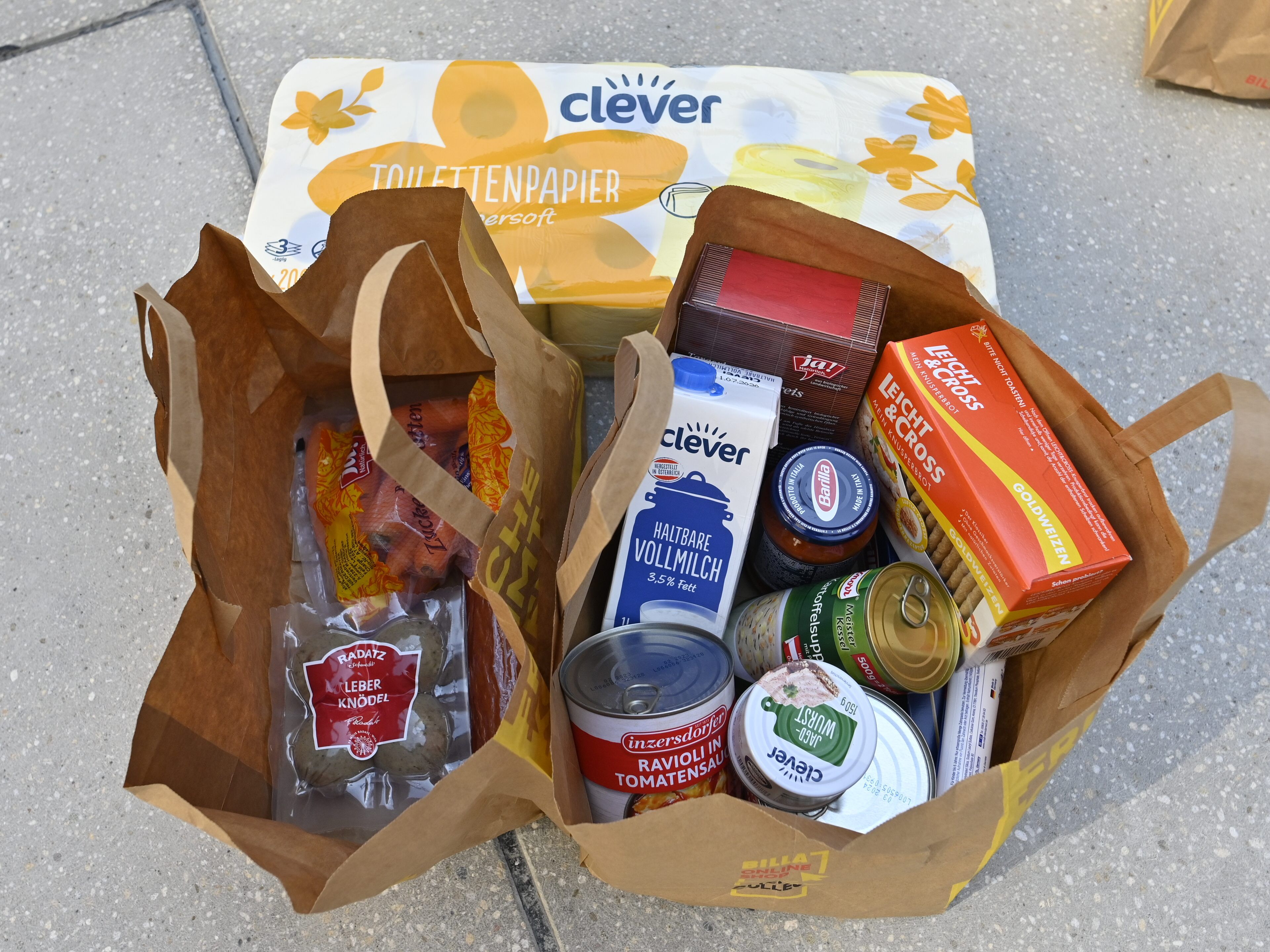 Risikogruppen werden Lebensmittel und Dinge des Alltags gratis zugestellt. Risikogruppen werden Lebensmittel und Dinge des Alltags gratis zugestellt.