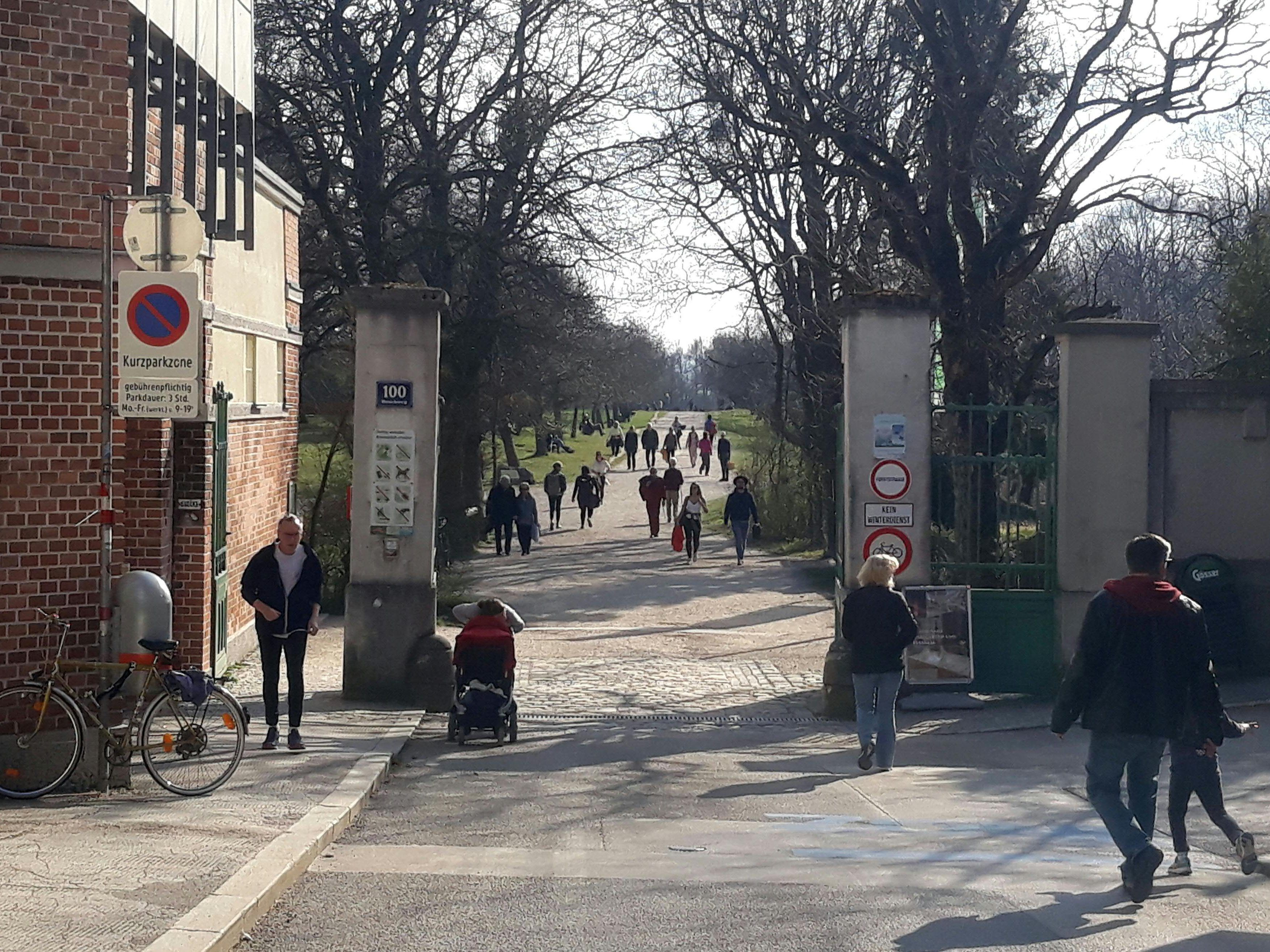Zahlreiche Wiener genossen am Mittwoch das frühlingshafte Wetter bei einem Spaziergang.