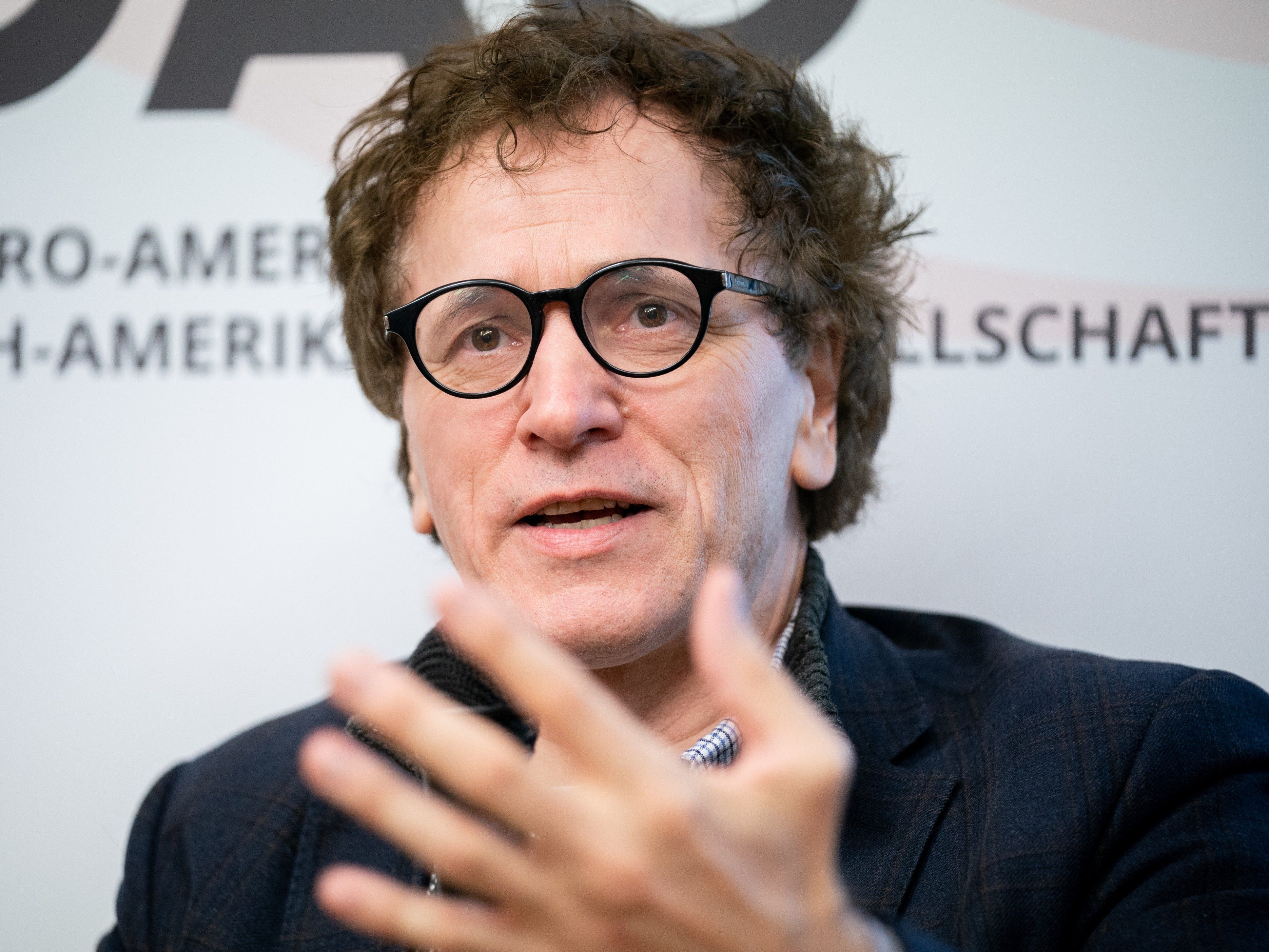 Josef Penninger im Rahmen des Vortrags "Das Coronavirus - erste Erfolge bei der Medikamentenentwicklung?" in Wien Josef Penninger im Rahmen des Vortrags "Das Coronavirus - erste Erfolge bei der Medikamentenentwicklung?" in Wien