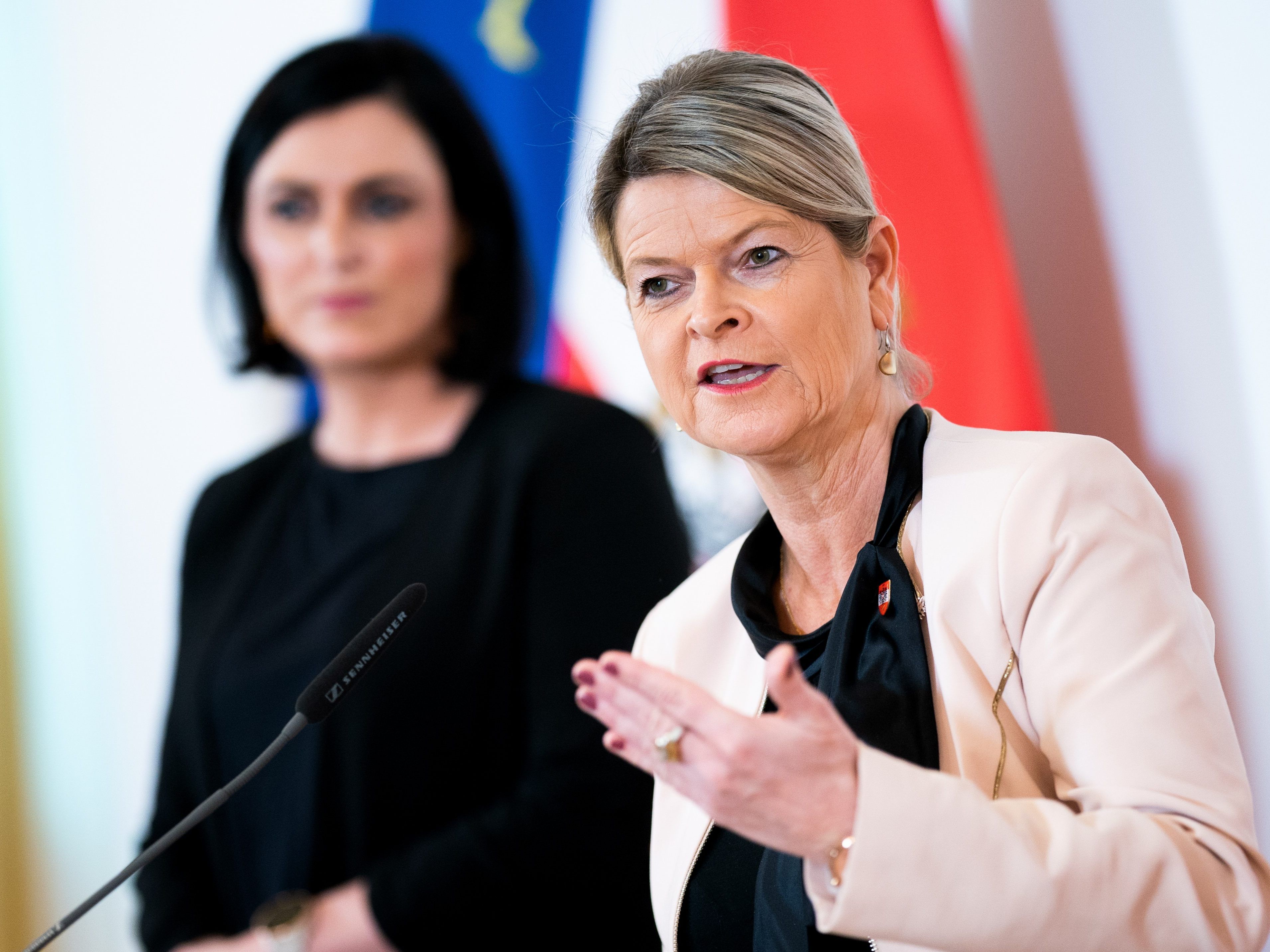 Aktuelle zivieldiener werden verlängert, auch Rekruten müssen länger dienen. Aktuelle zivieldiener werden verlängert, auch Rekruten müssen länger dienen.