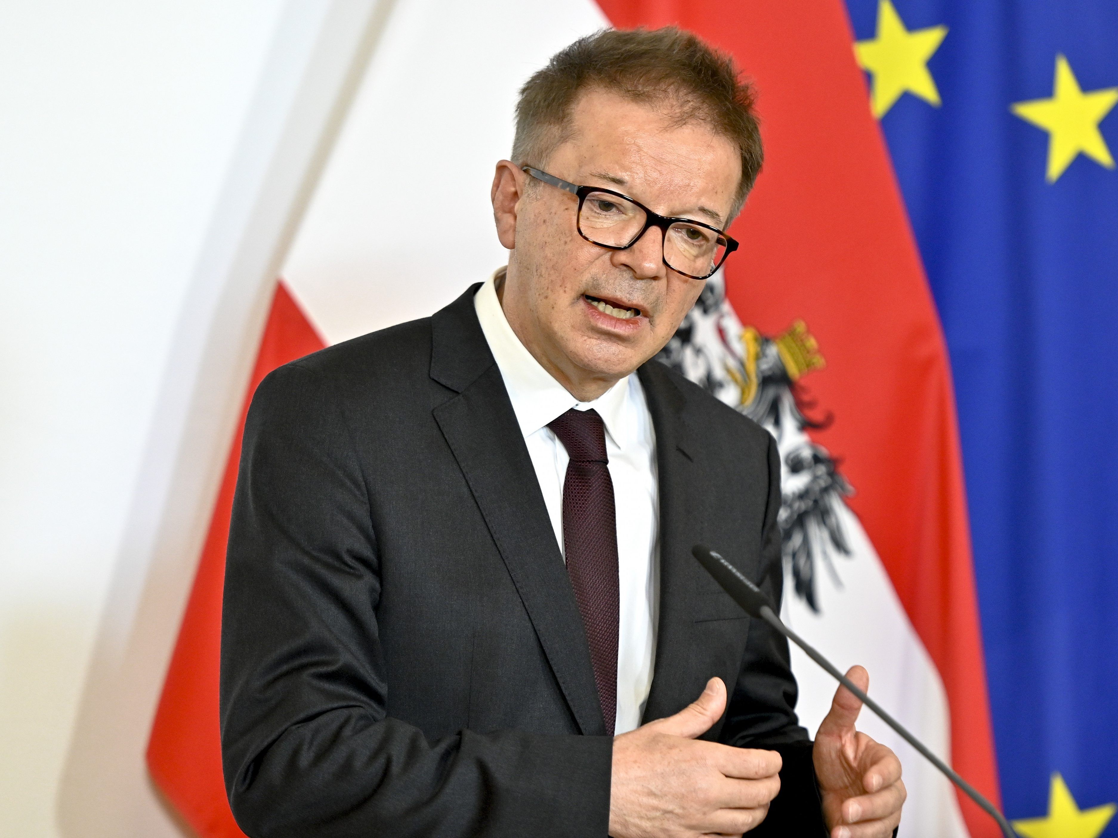 Gesundheitsminister Anschober informierte über die aktuelle Lage in den heimsichen Spitälern.