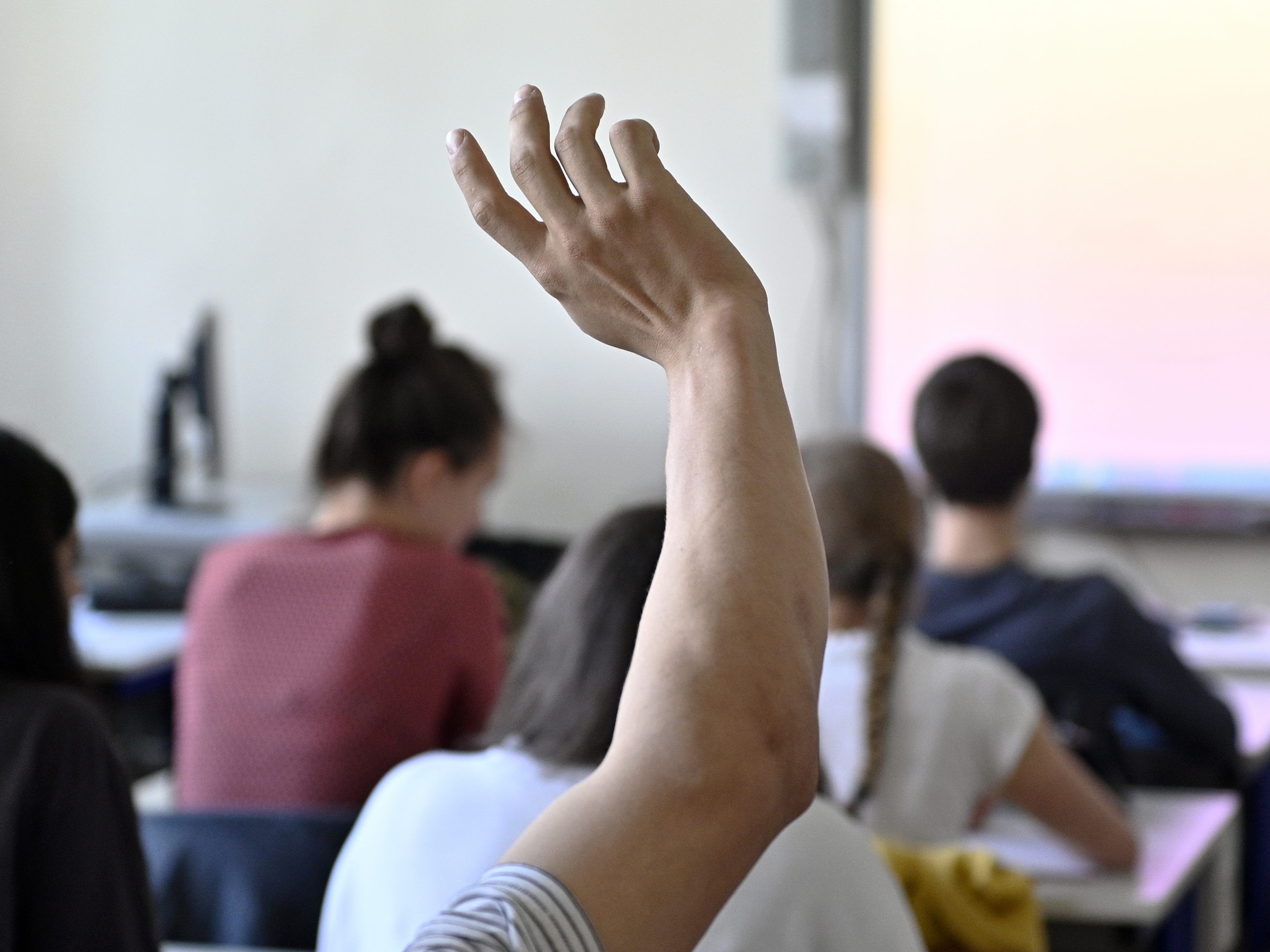 Da Schulen geschlossen werden, fallen auch zahlreiche Schularbeiten und Prüfiungen aus. Da Schulen geschlossen werden, fallen auch zahlreiche Schularbeiten und Prüfiungen aus.