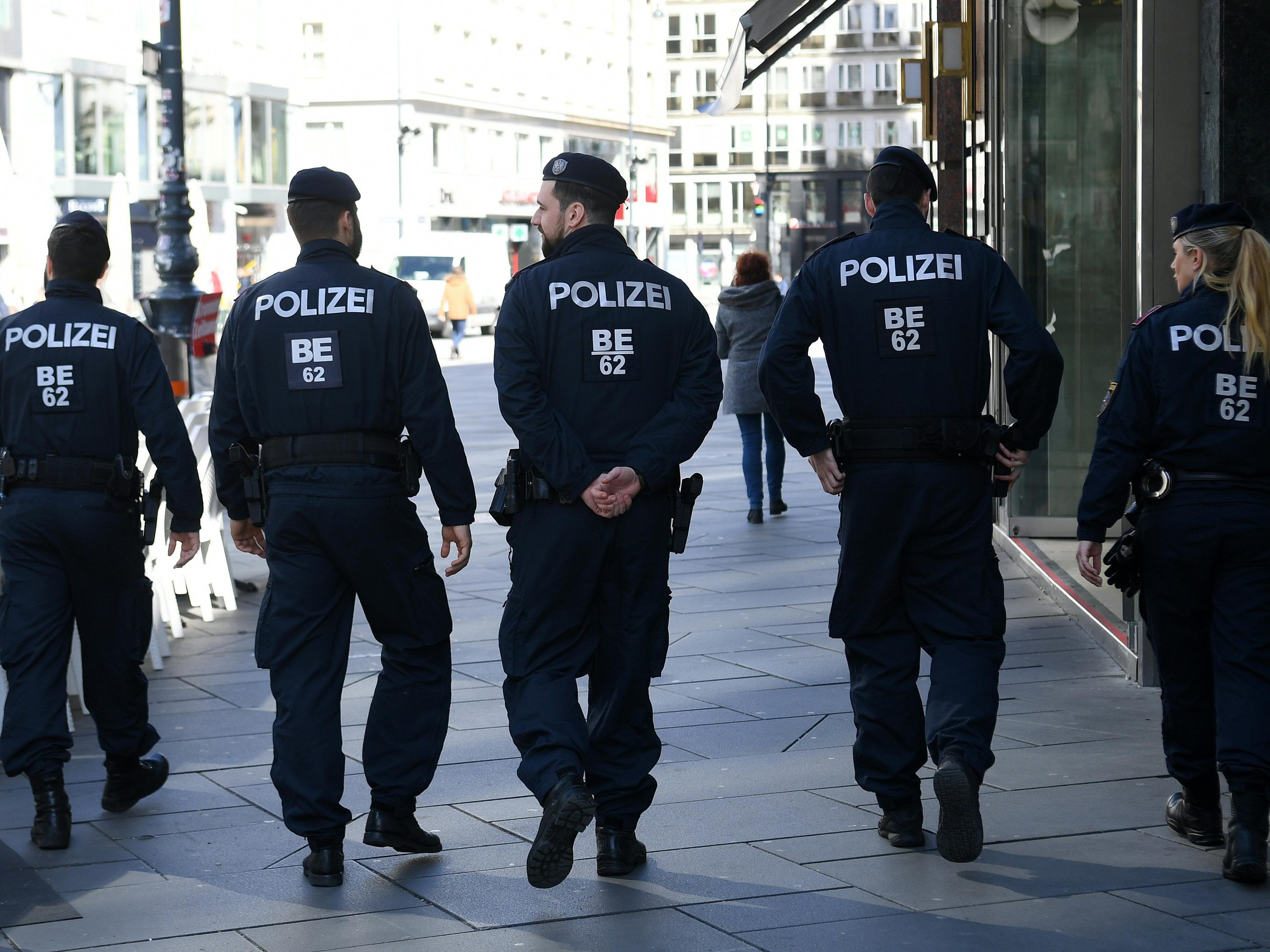 Die Polizei ist in Wien vermehrt im Einsatz um Ausgangsbeschränkungen zu kontrollieren.