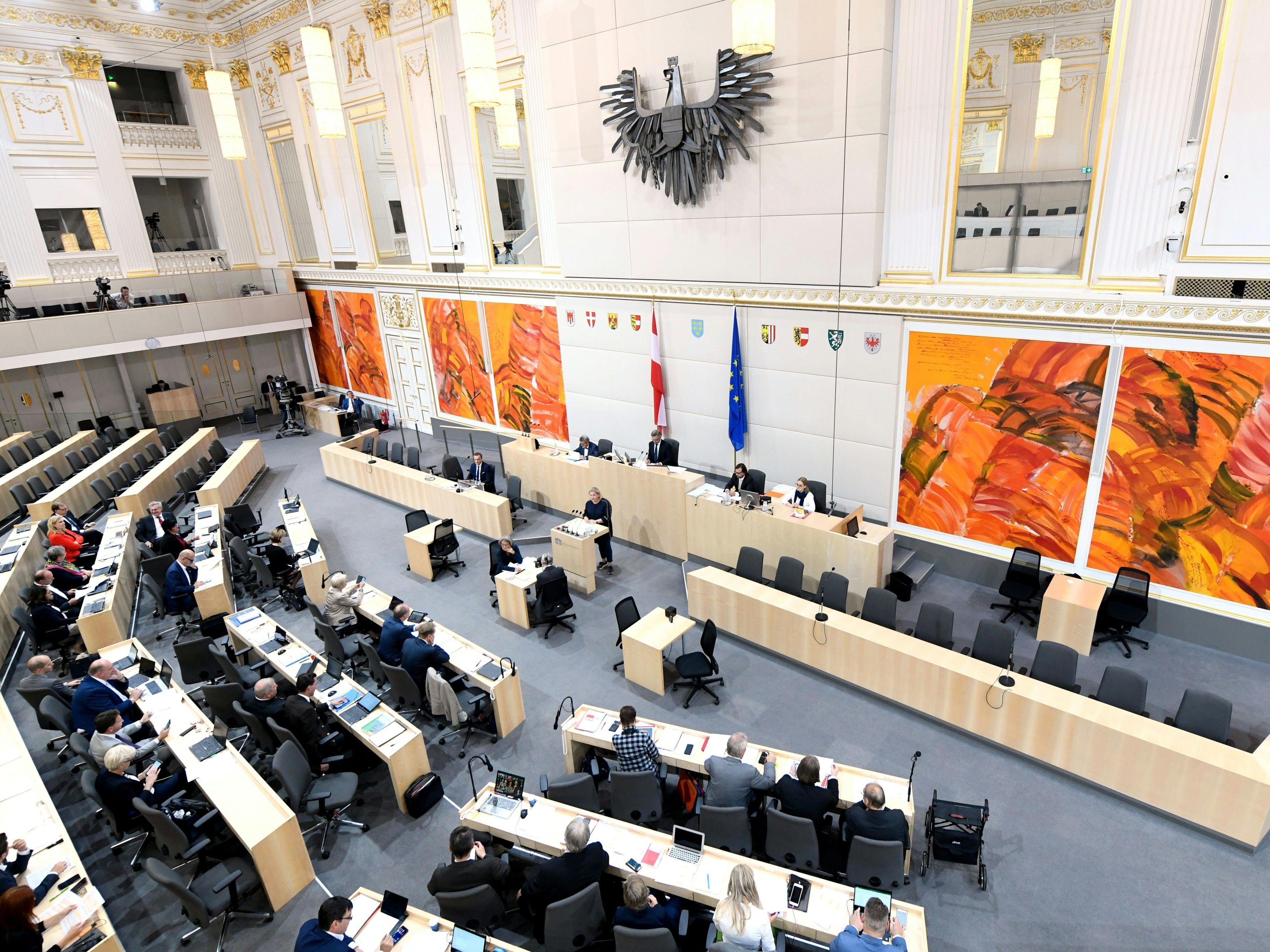 Die Opposition drängte darauf, dass die Anlassgesetzgebung lediglich für die Zeit der Krise gelten solle. Die Opposition drängte darauf, dass die Anlassgesetzgebung lediglich für die Zeit der Krise gelten solle.