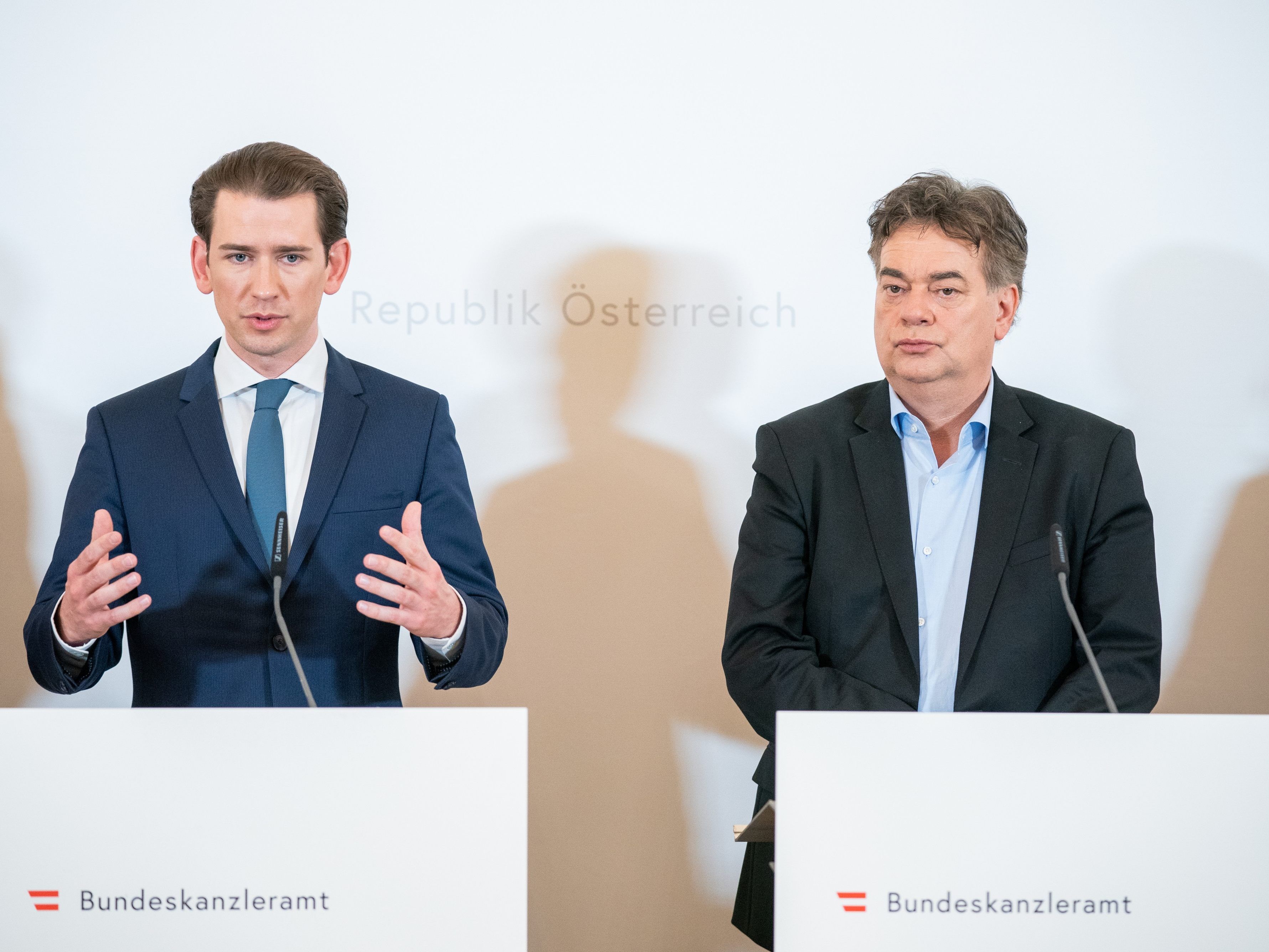 LIVE-Stream: Die Regierung präsentiert ein milliardenschweres Hilfspaket. LIVE-Stream: Die Regierung präsentiert ein milliardenschweres Hilfspaket.