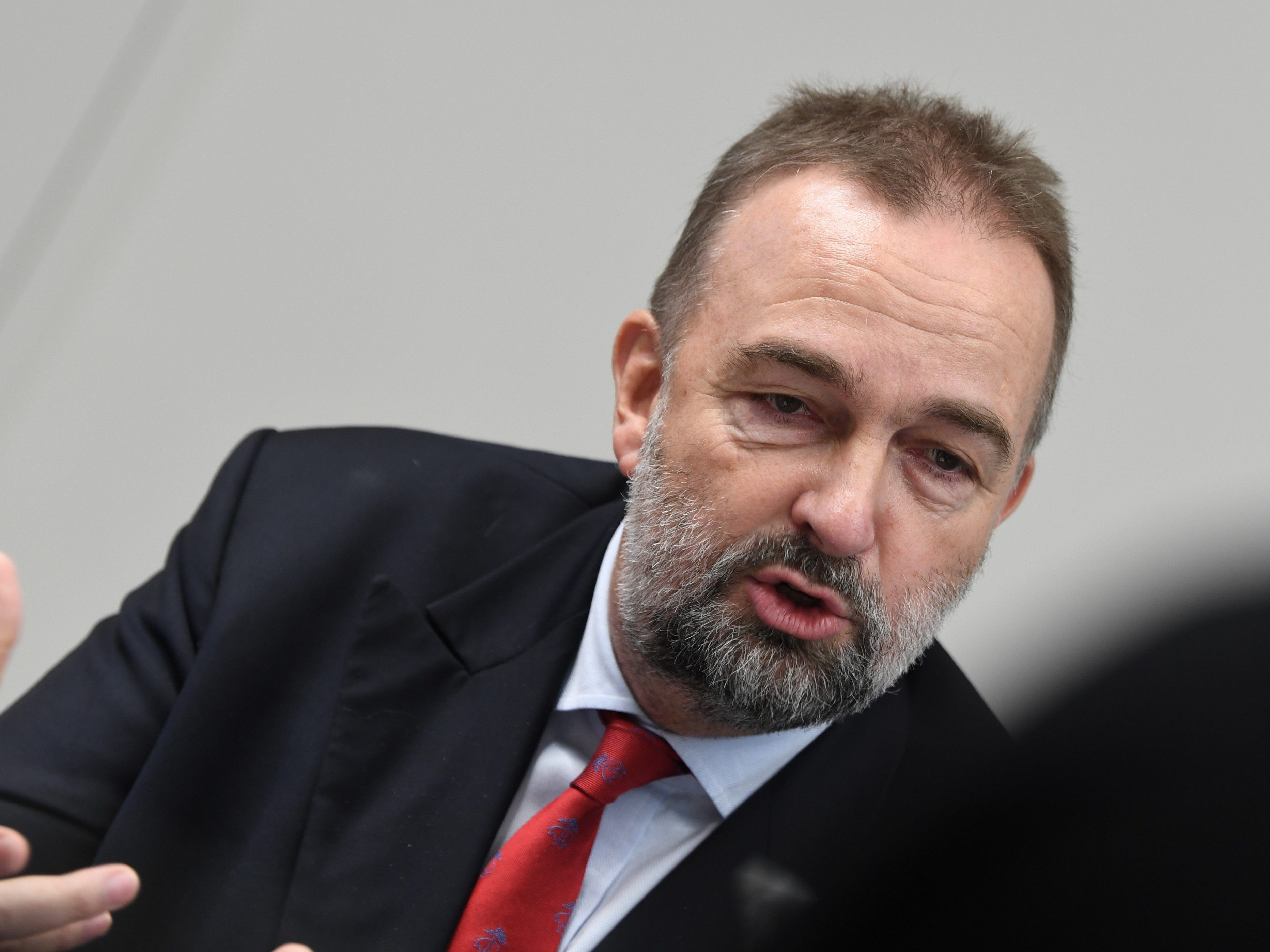 Karl habsburg befindet sich derzeit in Corona-Quarantäne. Karl habsburg befindet sich derzeit in Corona-Quarantäne.
