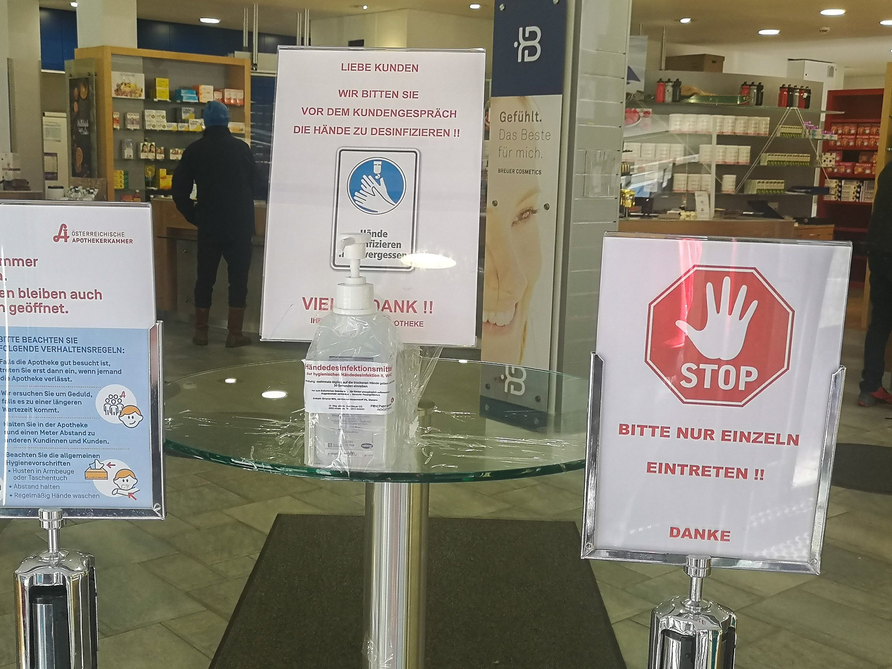 Auch die Apotheken erwägen weitere Sicherheitsmaßnahmen.