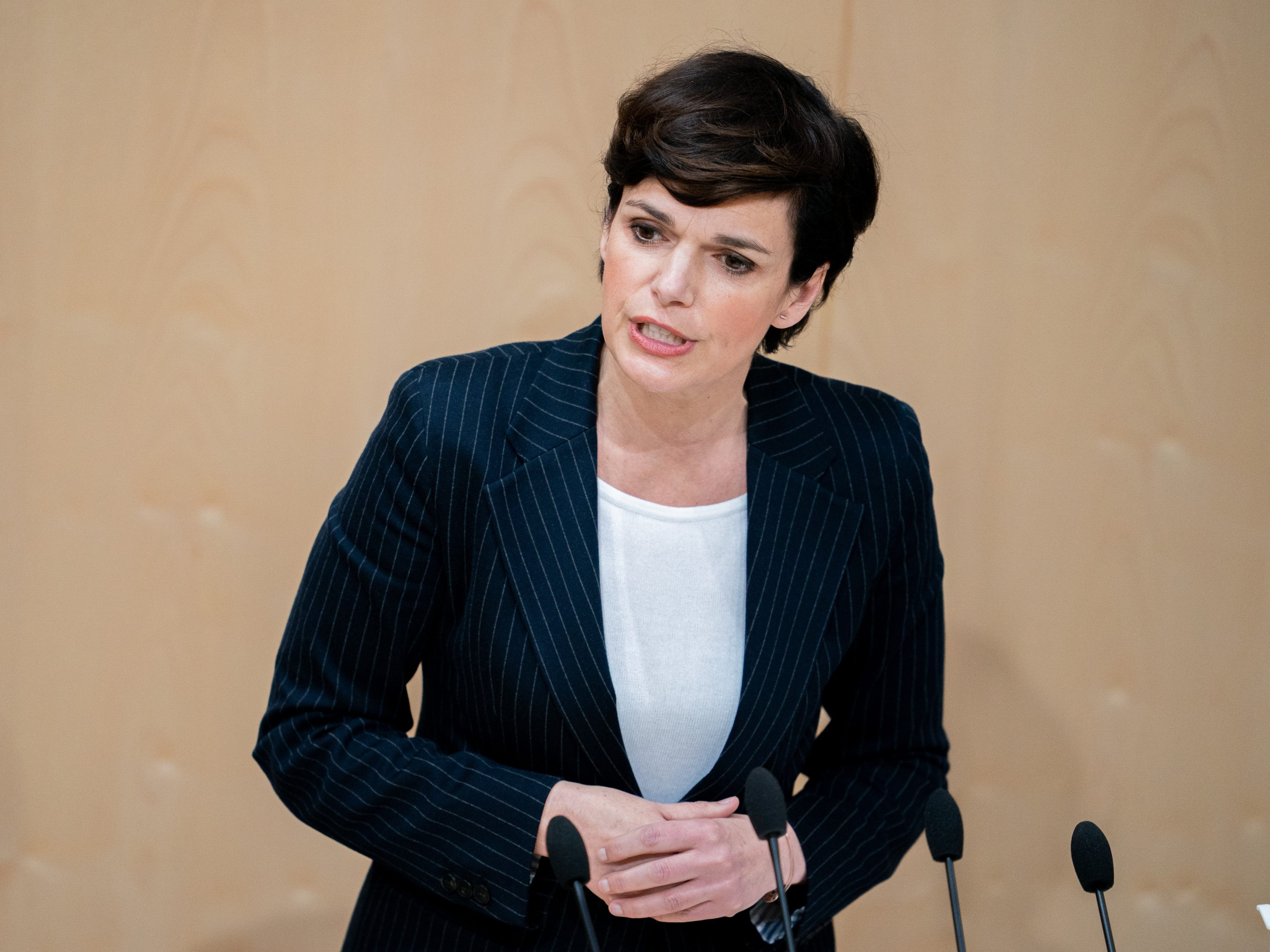 Bei der Befragung geht es unter anderem darum, ob Rendi-Wagner SPÖ-Chefin bleiben soll. Bei der Befragung geht es unter anderem darum, ob Rendi-Wagner SPÖ-Chefin bleiben soll.