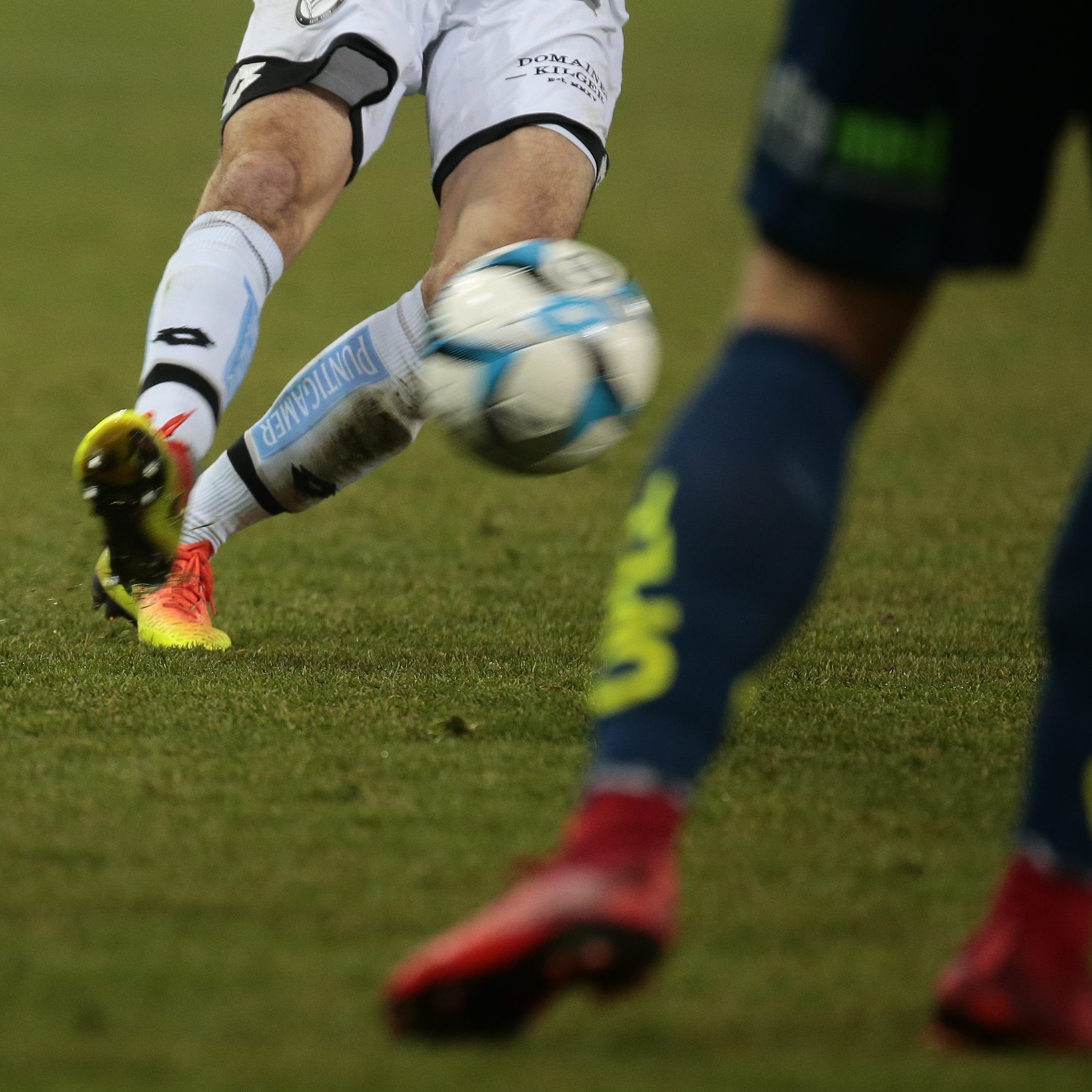 Während der Profi-Fußball abgesagt wurde, läuft der Amateurbetrieb weiter.