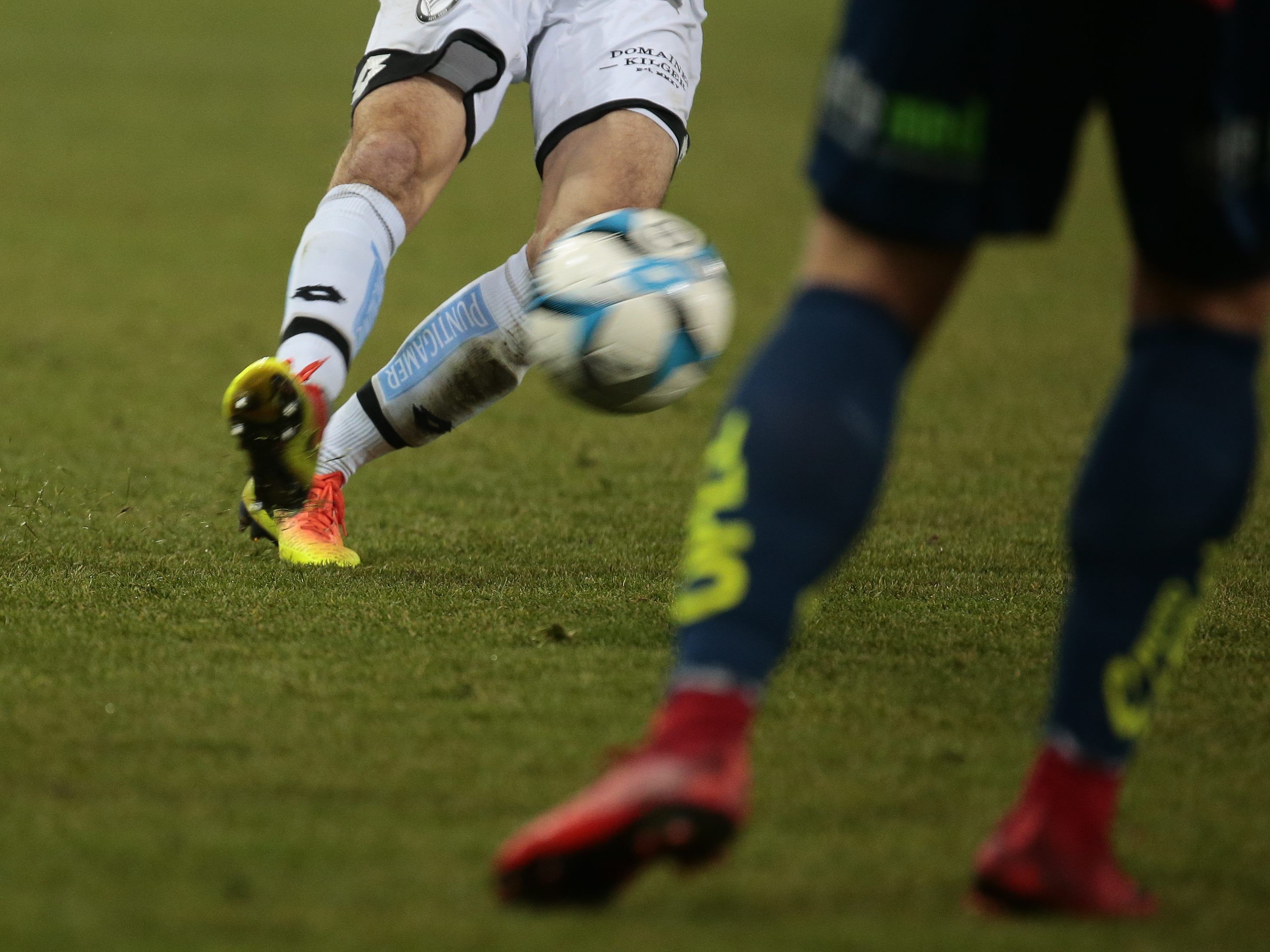 Während der Profi-Fußball abgesagt wurde, läuft der Amateurbetrieb weiter. Während der Profi-Fußball abgesagt wurde, läuft der Amateurbetrieb weiter.