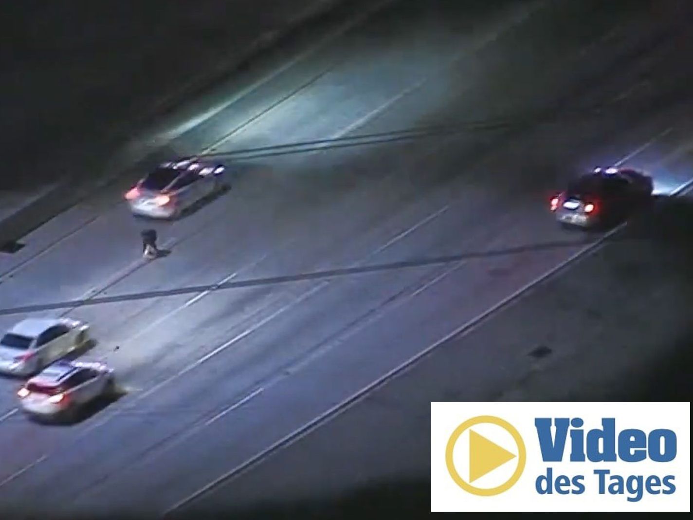 Ein Autodieb rennt in Los Angeles über eine mehrspurige Autobahn. Ein Autodieb rennt in Los Angeles über eine mehrspurige Autobahn.