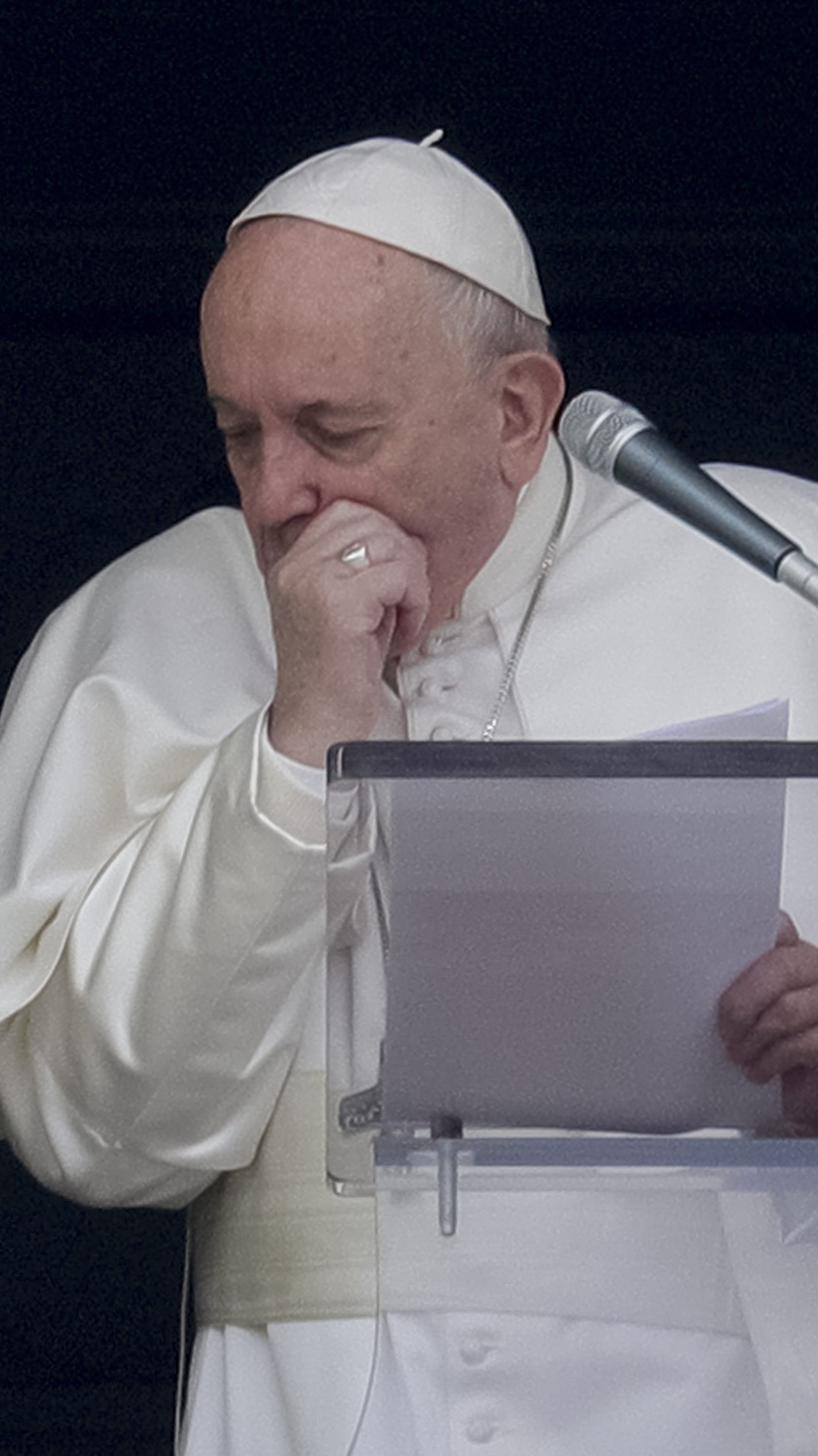 Papst Franziskus ist nicht am Coronavirus erkrankt.