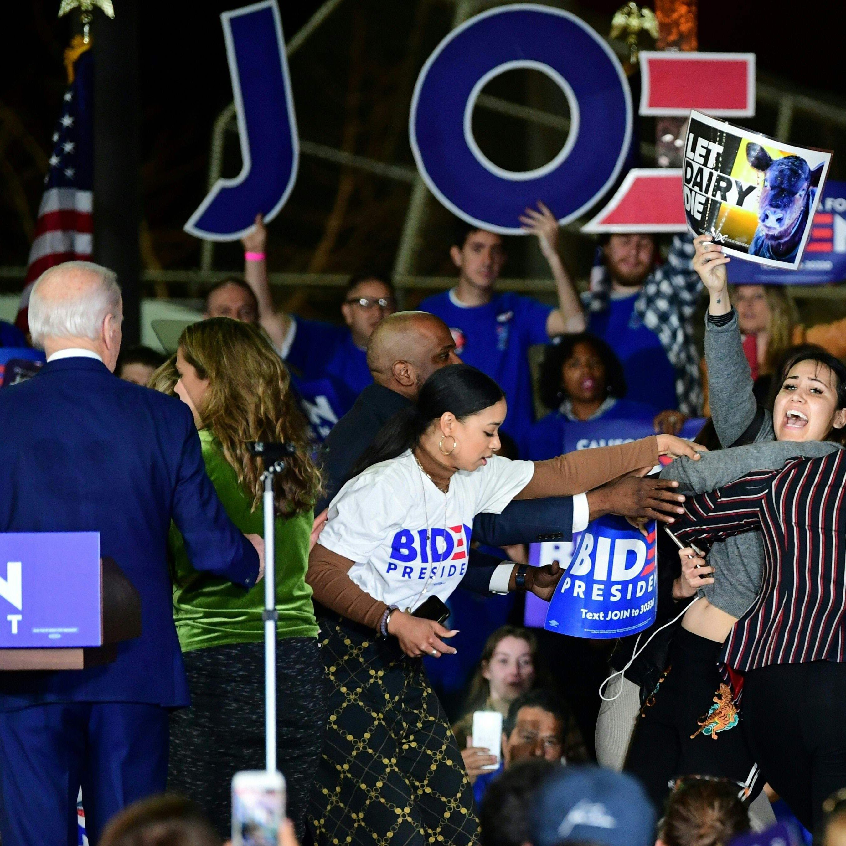 Zwei Demonstrantinnen störten Bidens Rede.