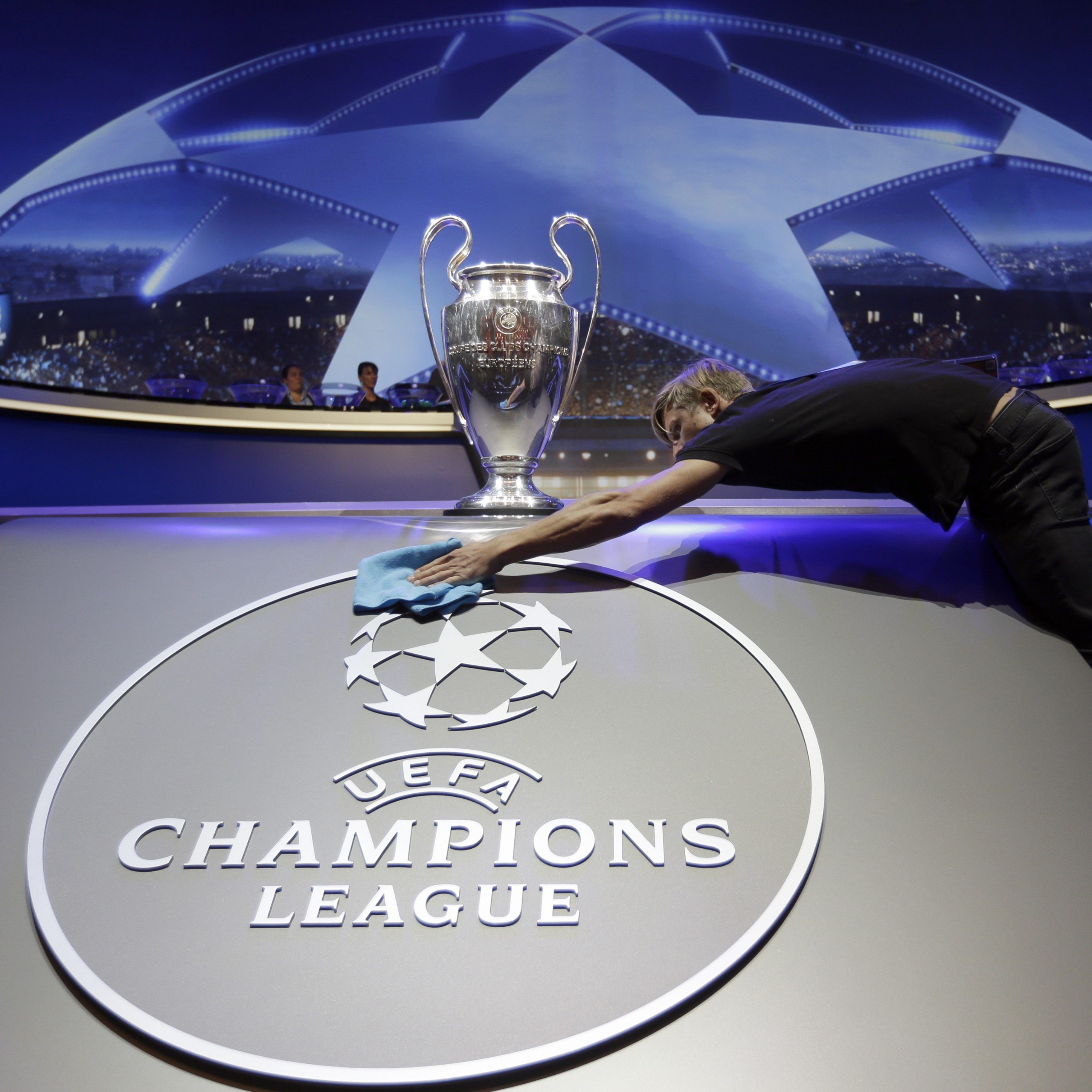 Die UEFA hat laut Marca die Europacub-Bewerbe gestoppt.