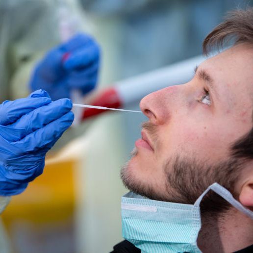 Entnahme von einem Nasenabstrich