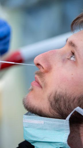 Entnahme von einem Nasenabstrich