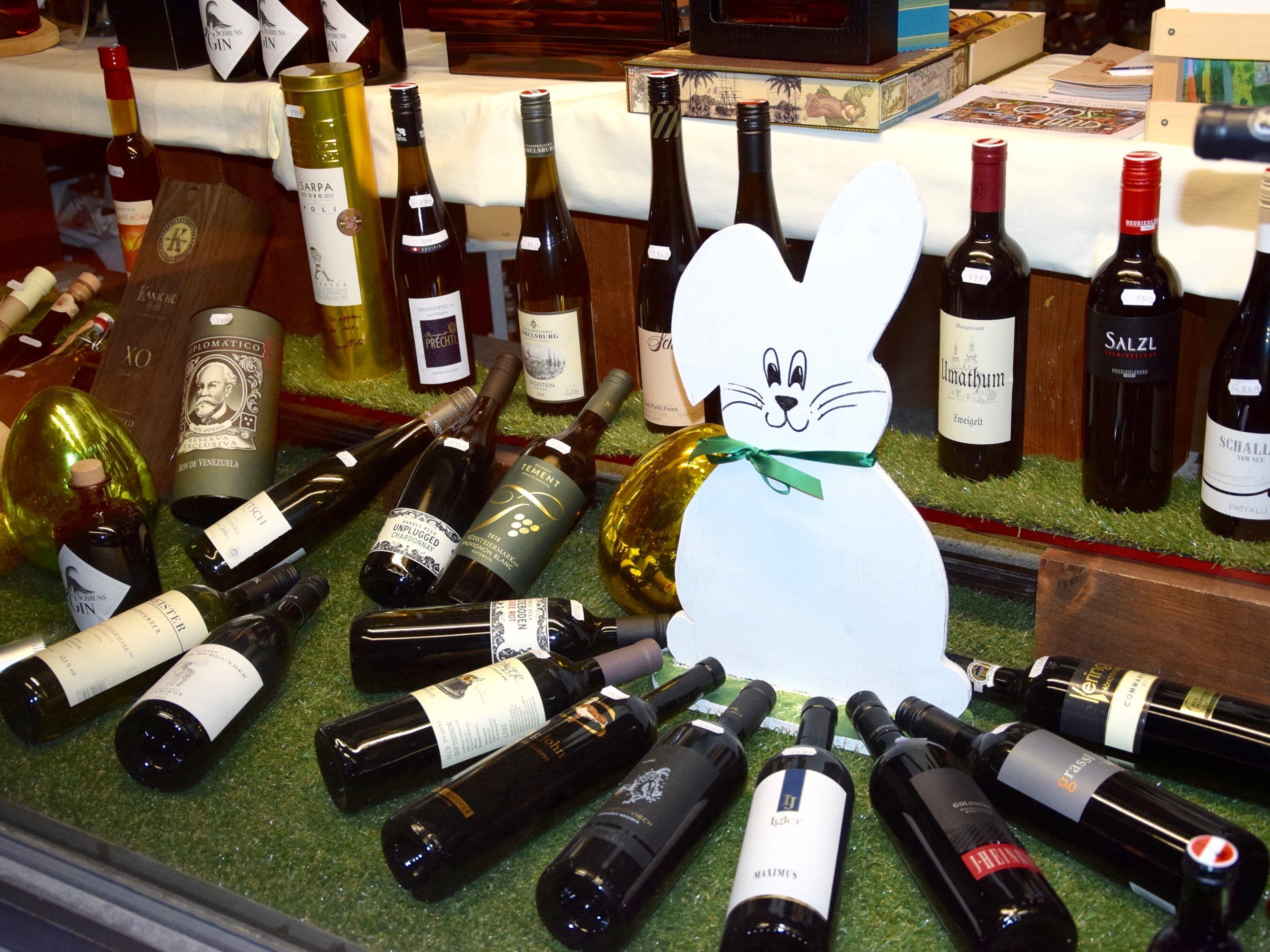 Blick ins Schaufenster der Vinothek Jenny