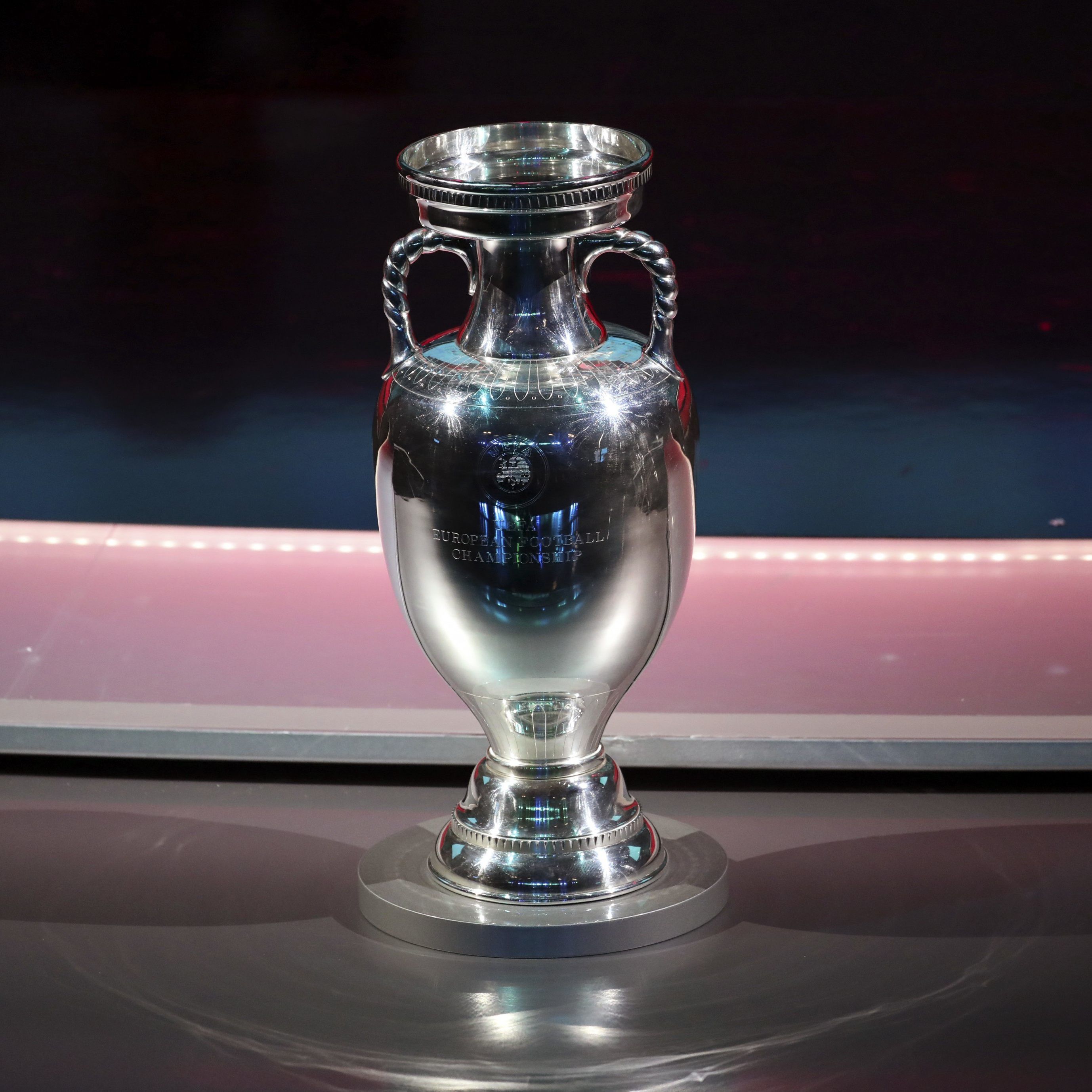 Die Fußball-EM wird um ein Jahr verschoben. Das wirft Fragen auf.