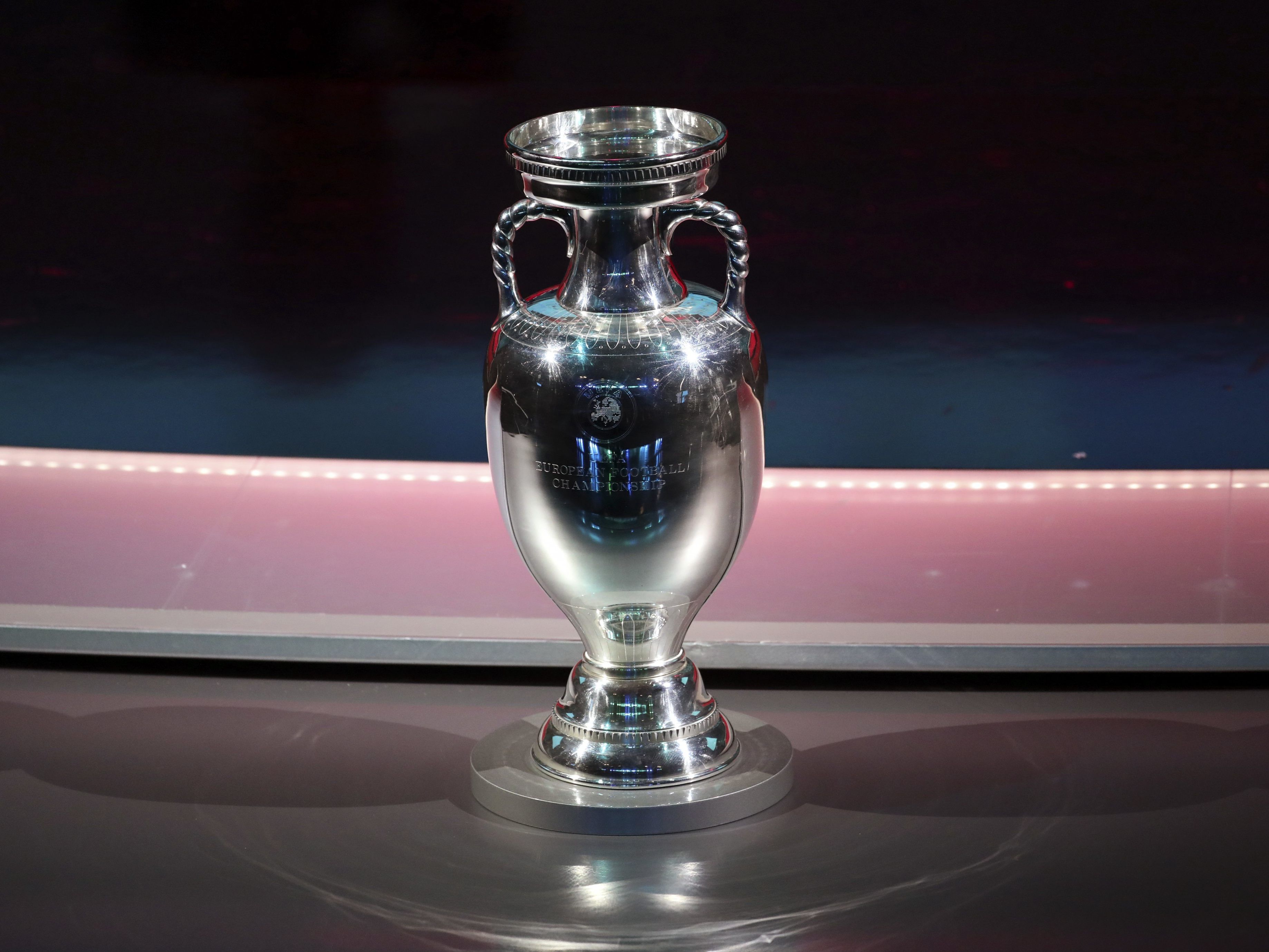 Die Fußball-EM wird um ein Jahr verschoben. Das wirft Fragen auf. Die Fußball-EM wird um ein Jahr verschoben. Das wirft Fragen auf.