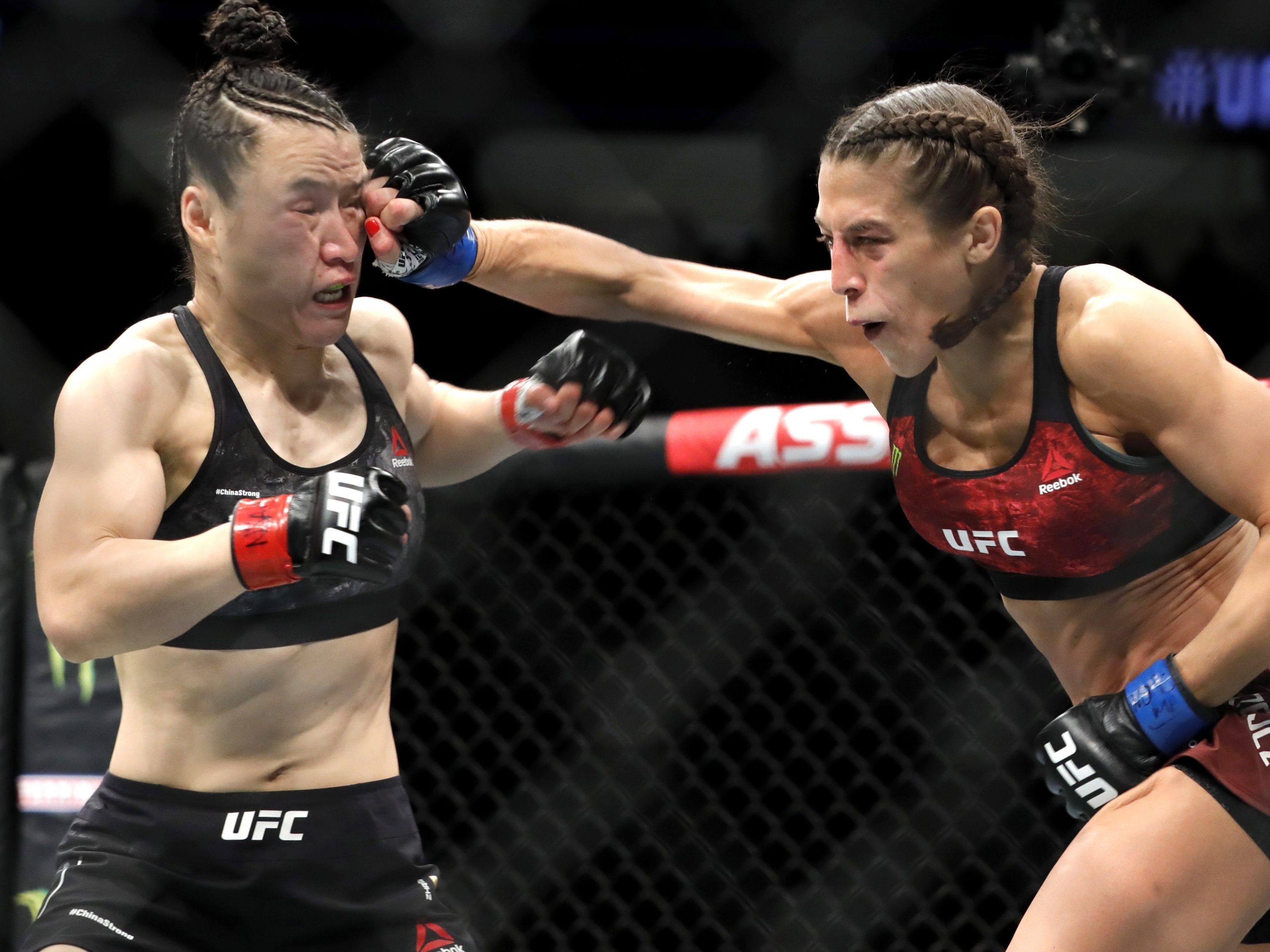 Zhang Weili und Joanna Jedrzejczyk lieferten sich einen wahren Schlagabtausch. Nach dem Kampf hatte die Polin ein stark angeschwollenes Gesicht. Zhang Weili und Joanna Jedrzejczyk lieferten sich einen wahren Schlagabtausch. Nach dem Kampf hatte die Polin ein stark angeschwollenes Gesicht.