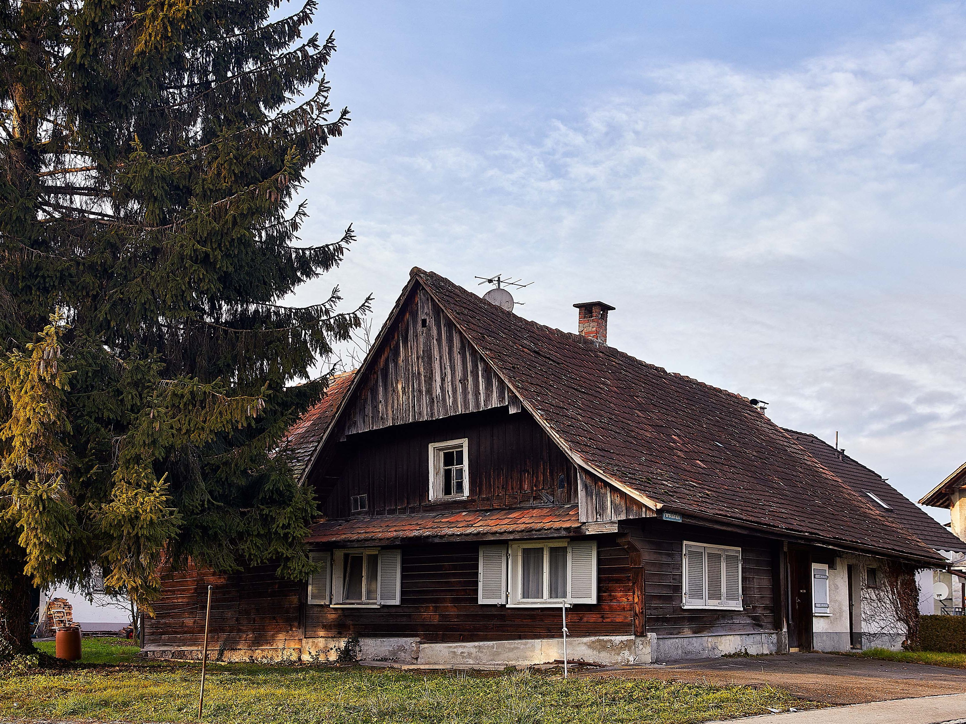 Das Tatschhaus „Forststraße 16“ wurde schon im Jahr 1895 um eine angebaute Stickerei erweitert. Das Tatschhaus „Forststraße 16“ wurde schon im Jahr 1895 um eine angebaute Stickerei erweitert.