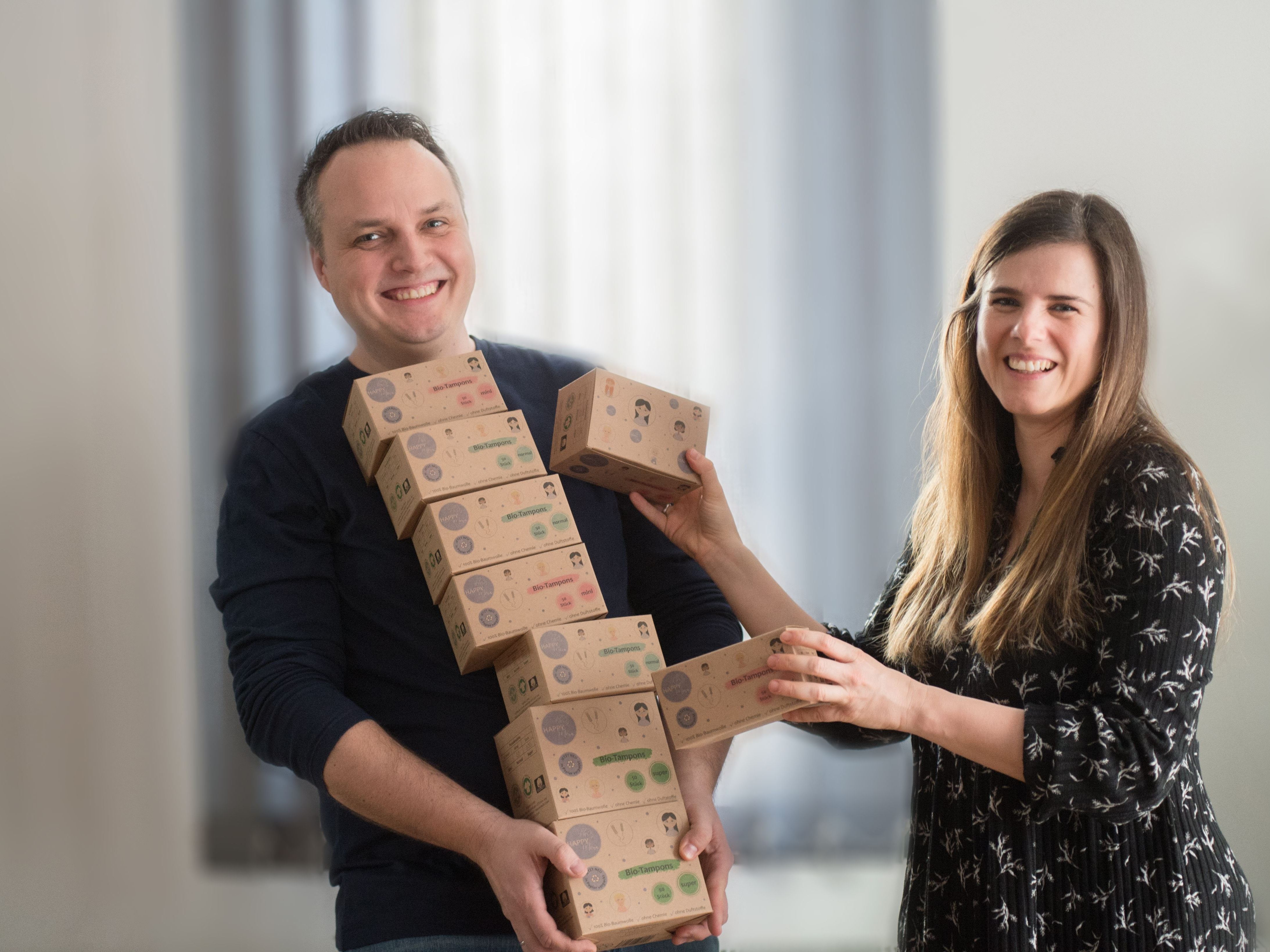Simone und Franz Messner zeigen ihre natürlichen Bio-Tampons Simone und Franz Messner zeigen ihre natürlichen Bio-Tampons