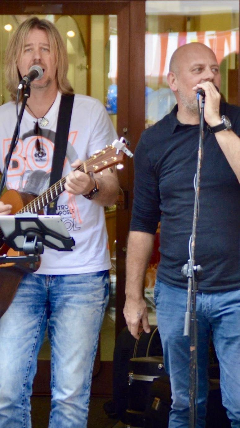 Die Vorarlberger Musiker Hely & Many schrieben einen Song, mit dem sie an die Solidarität appellieren.