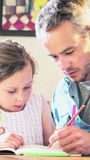 Eltern verstärkt gefragt: Die Kinder bei der Bewältigung der Schulaufgaben zu unterstützen, steht jetzt auf der Tagesordnung.