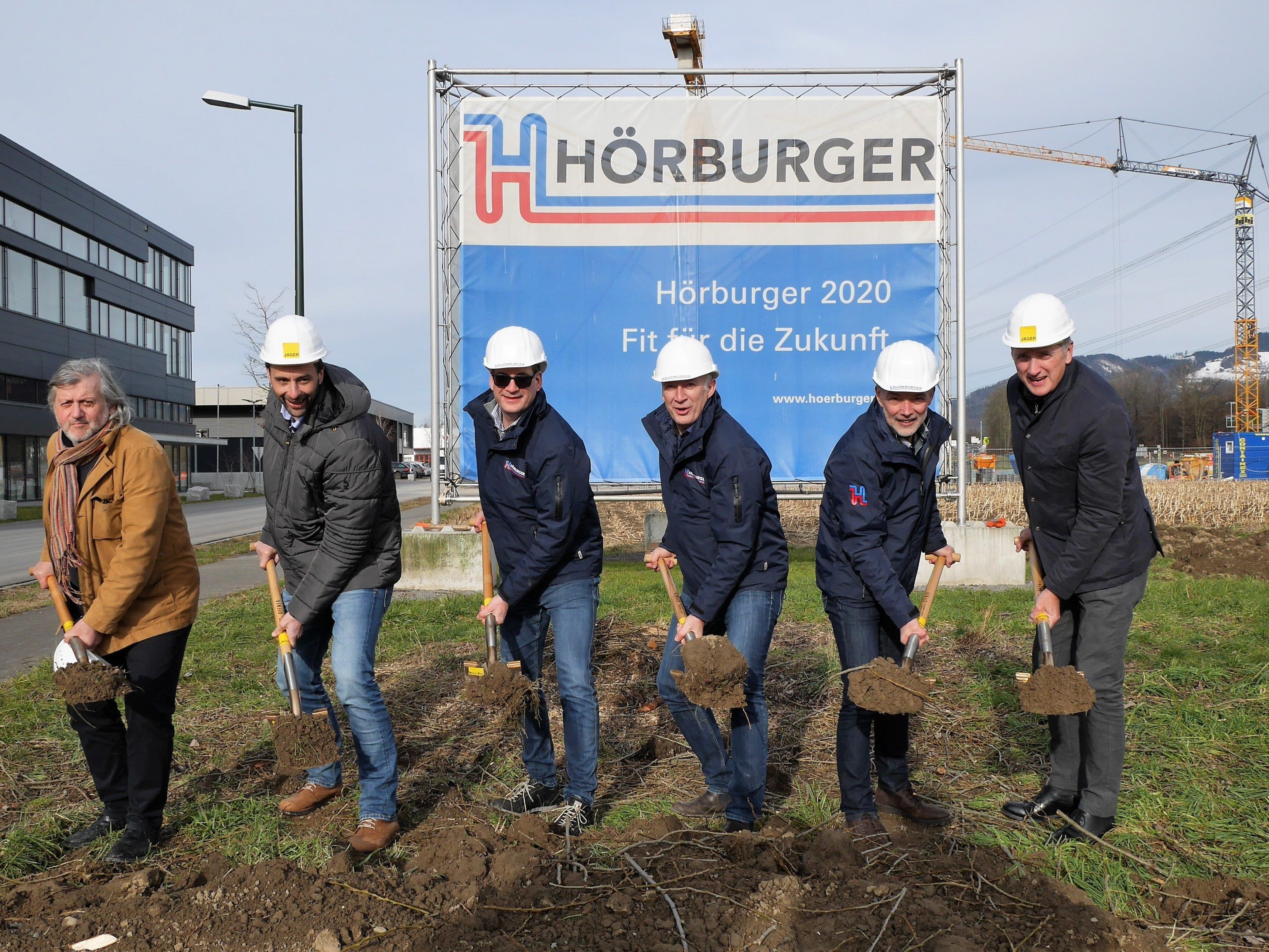 Spatenstich für die neue Produktionshalle von Hörburger Energietechnik in Rankweil. Projektleiter Martin Gaudenzi (Aicher Ziviltechniker), Geschäftsführer Thomas Lang (Jäger Bau), die Hörburger-Geschäftsführer Simon Hörburger, Bertram Hörburger und Klaus Hämmerle sowie Architekt Gerhard Aicher