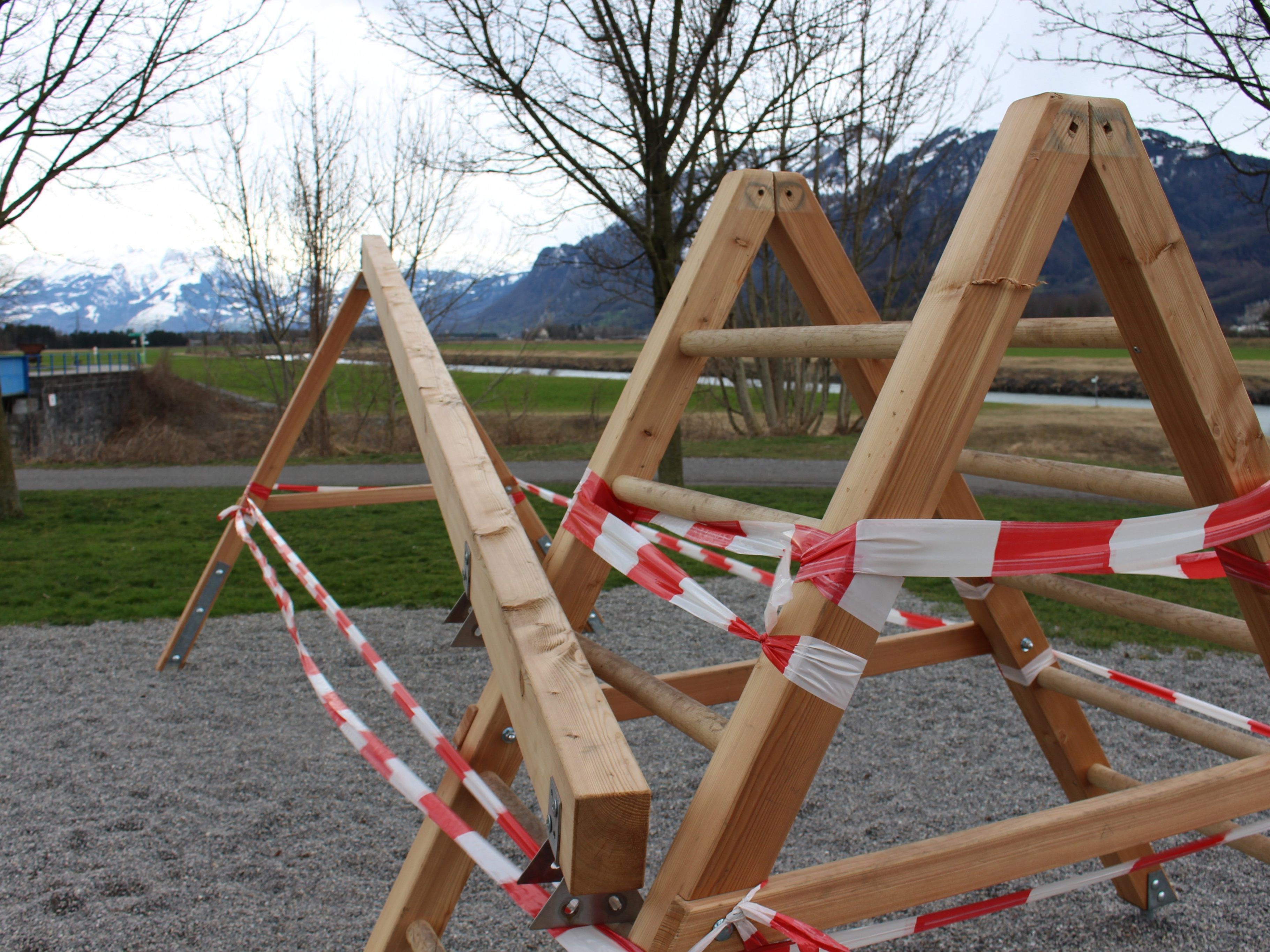 Bei einem Spielgerät auf dem Spielplatz an der Frutzmündung wurde der obere Balken abgeschraubt.