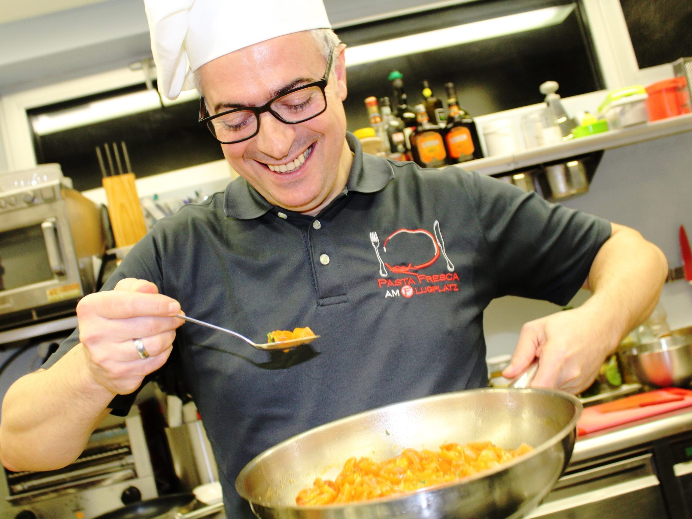 Giovanni Accoto und seine Partnerin Valeria Nicosia vom Pasta Fresca am Flugplatz bieten einen Lieferservice in Hohenems und Dornbirn an. Giovanni Accoto und seine Partnerin Valeria Nicosia vom Pasta Fresca am Flugplatz bieten einen Lieferservice in Hohenems und Dornbirn an.