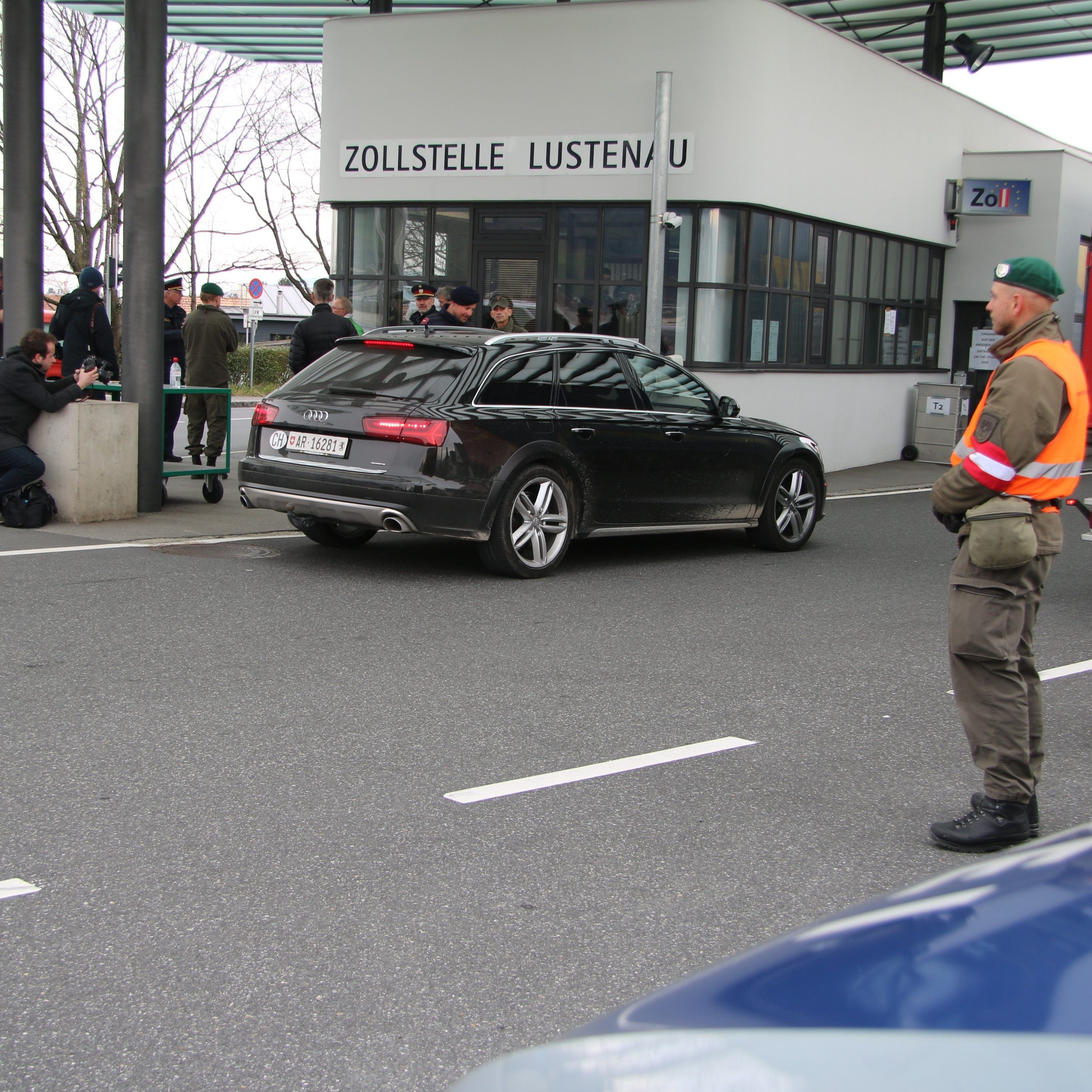 Seit heute unterstützen Soldaten die Polizei an der Grenze.