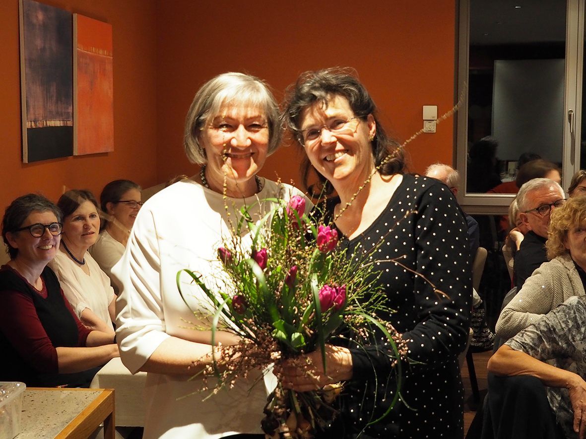 Obfrau Hermengild Ebner (links) bedankt sich bei Chorleiterin Eva Hagen Obfrau Hermengild Ebner (links) bedankt sich bei Chorleiterin Eva Hagen