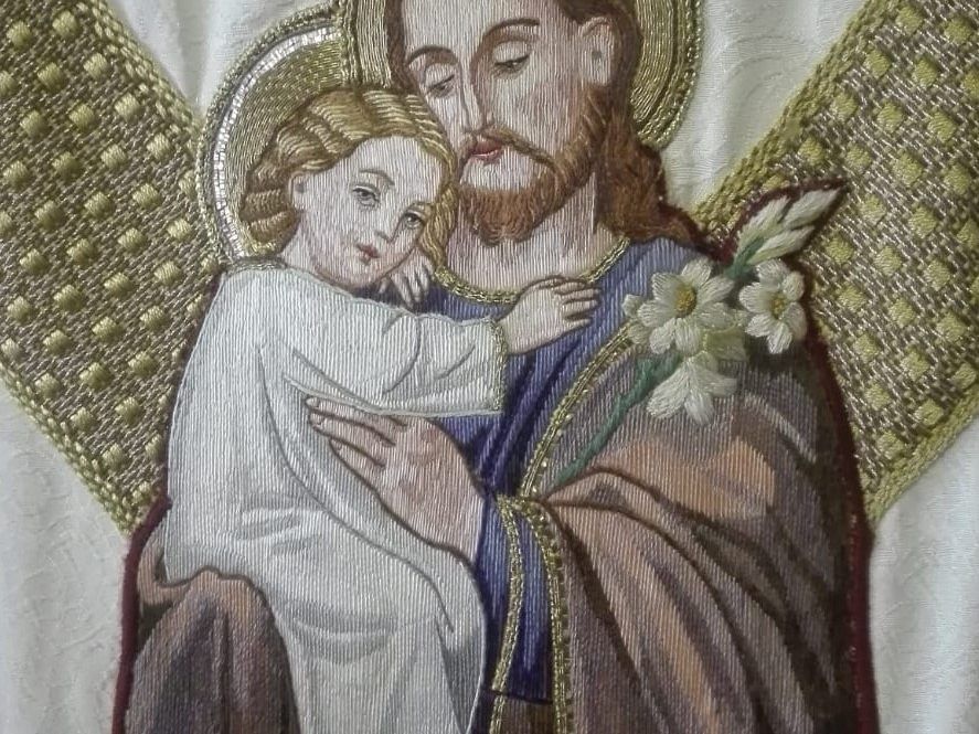 Josef als der gute Vater - Stickerei auf einem Messgewand der Basilika Josef als der gute Vater - Stickerei auf einem Messgewand der Basilika