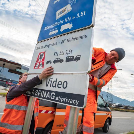 Dezember 2019 - Asfinag-Mitarbeiter montieren neue Maut-Schilder