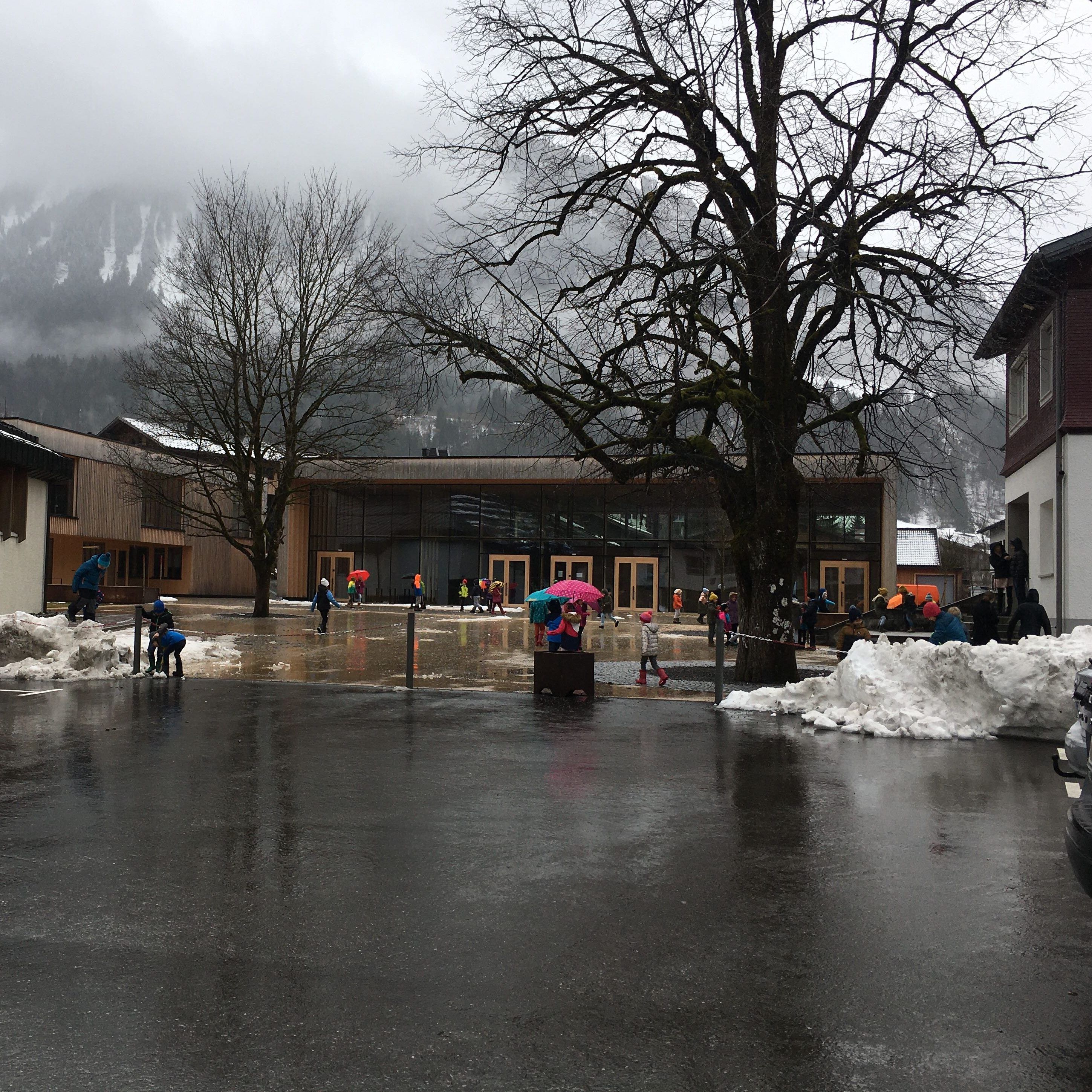 Da der Test der Lehrerin auf das Coronavirus negativ war, läuft in Mellau der Schulbetrieb normal weiter.