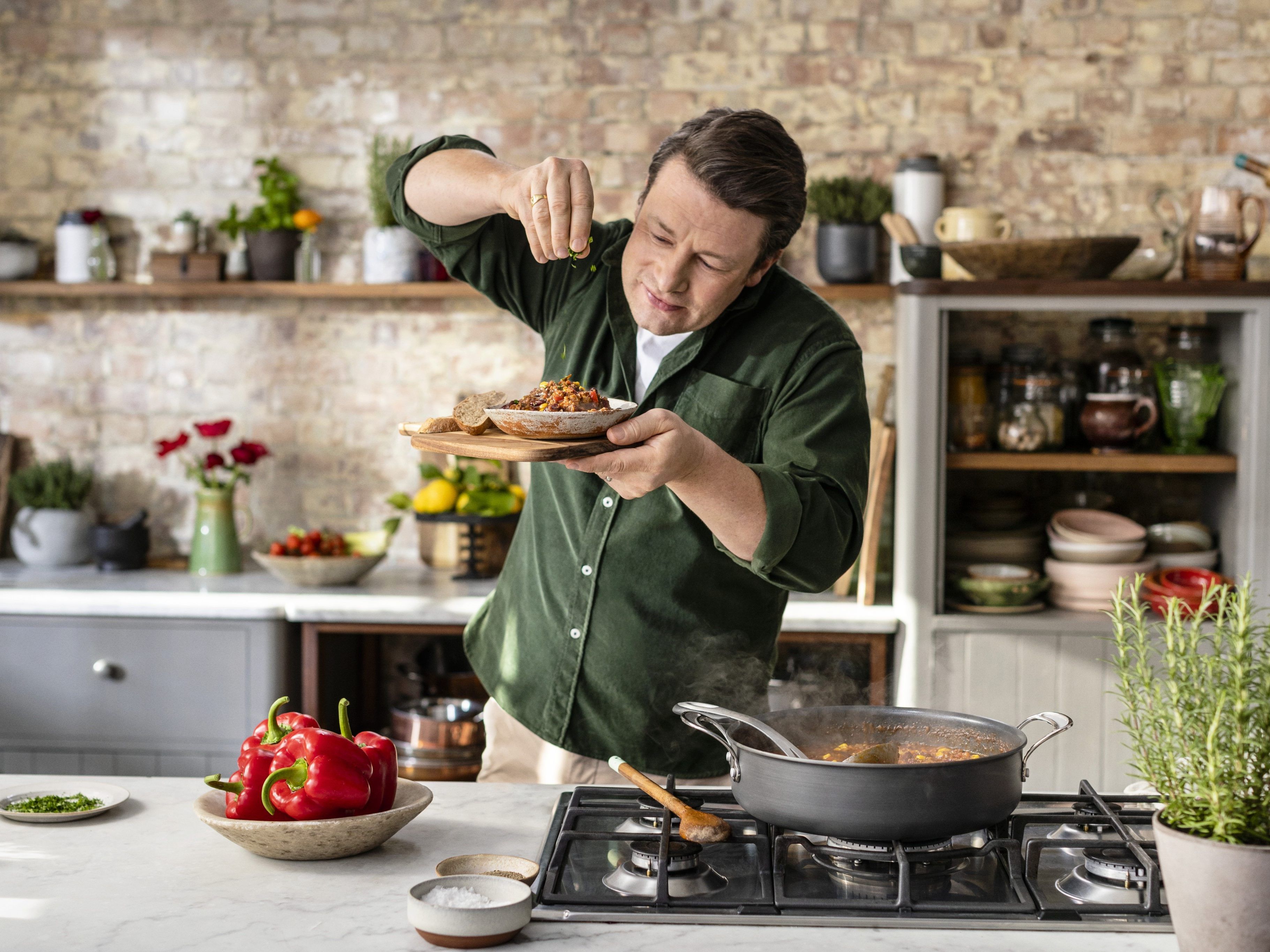 Iglo bringt sechs Tiefkühlgerichte des weltweit bekannten Kochs Jamie Oliver in den Handel