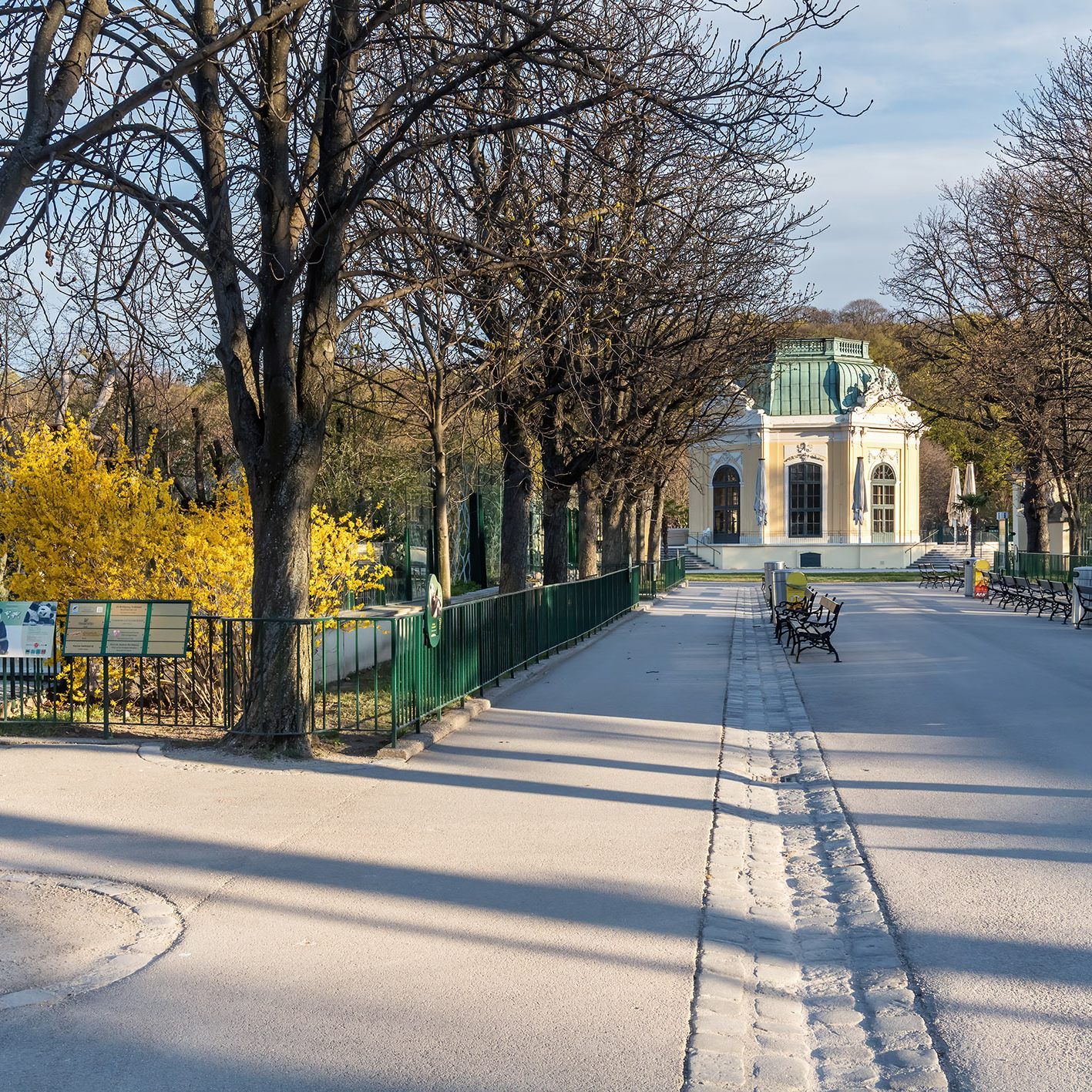 So menschenleer wie dieser Tage sieht man den Tiergarten Schönbrunn in Wien selten