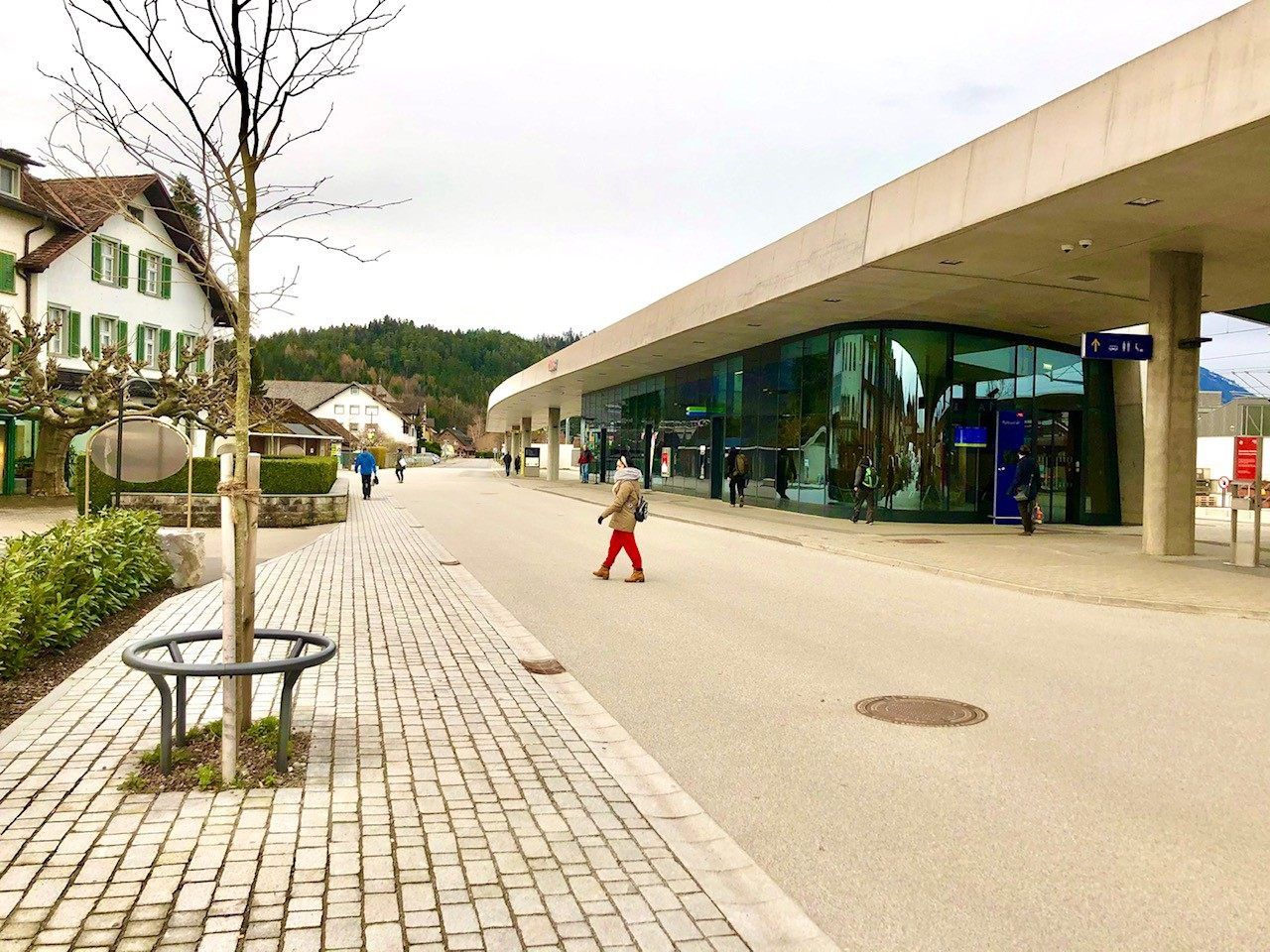 Vorplatz Bahnhof Rankweil: Letzter Baustein des neuen Bahnhofs in Rankweil: Nach dem Vorplatz wird nun die Zehentstraße zur Begegnungszone. Vorplatz Bahnhof Rankweil: Letzter Baustein des neuen Bahnhofs in Rankweil: Nach dem Vorplatz wird nun die Zehentstraße zur Begegnungszone.