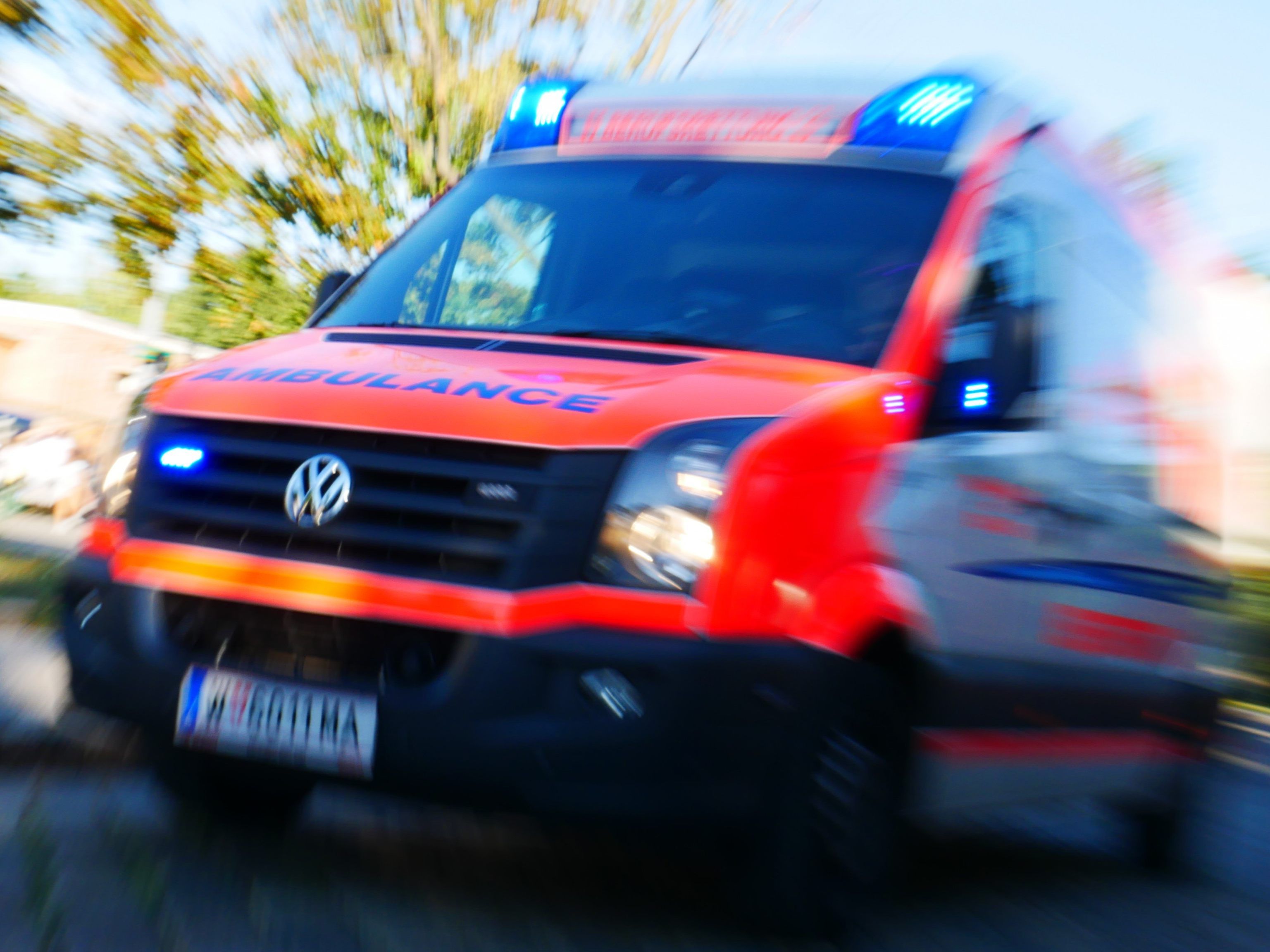 Die Frau wurde mit schweren Verletzungen ins Spital gebracht. Die Frau wurde mit schweren Verletzungen ins Spital gebracht.